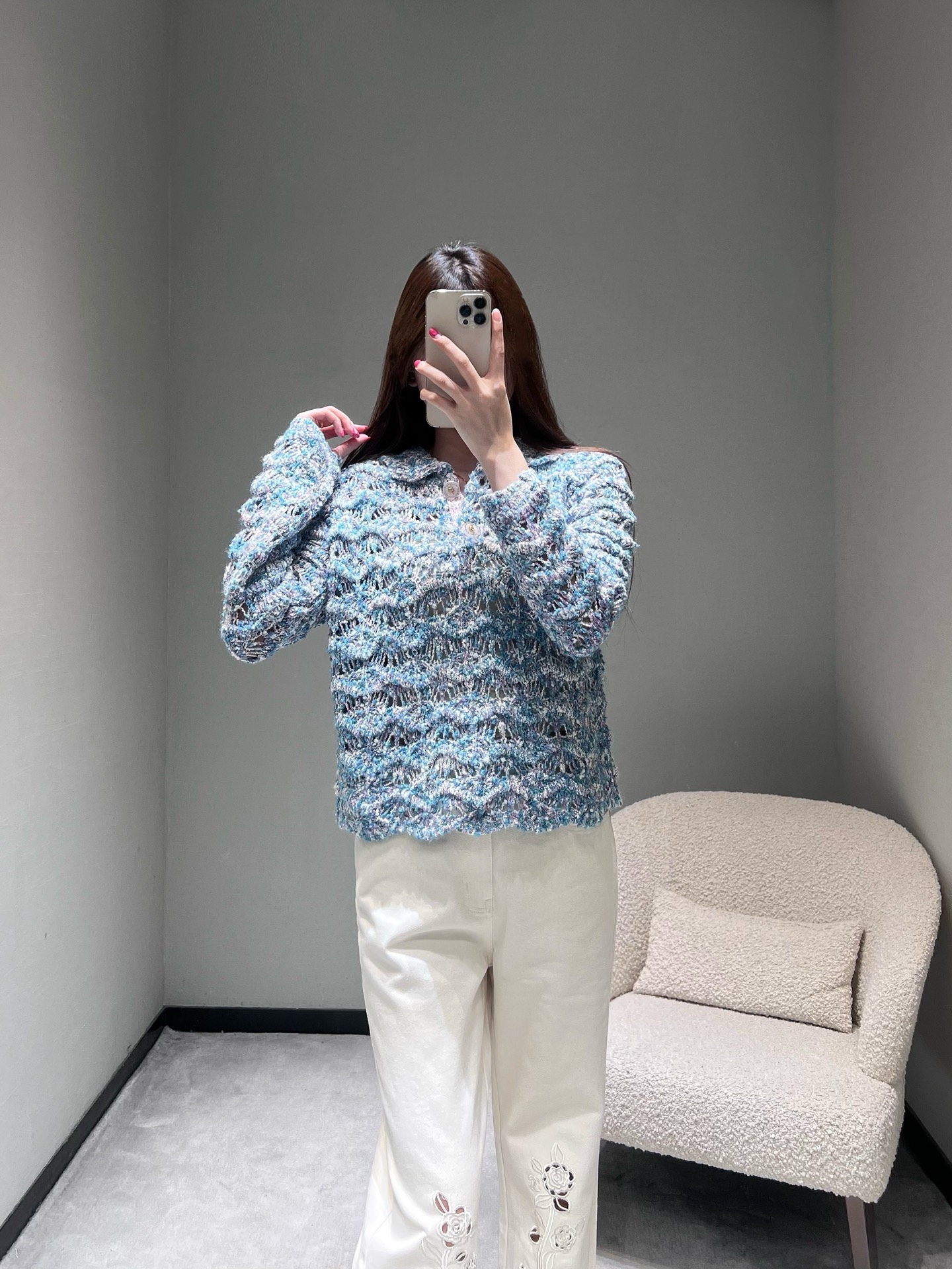 NO:609368,Chane* 25 autumn and winter limited high-end new product series // Wavy pattern hollow knitted cardigan, blue and purple mixed color thick thread knitting technology, the main body is a rich layer of wavy hollow texture, contrasting yarn interweaving, comes with a clear dream filter, sweet, cool and high-end. The classic lapel + single-breasted design, with simple metal buckles, neutralizes the casualness of the fabric and adds a bit of sophistication. SML,,chanel,alexander wang19860909Chane* 25秋冬限定高级新品系列//波浪纹镂空针织开衫蓝紫混色粗线针织工艺,主体是层次丰富的波浪形镂空纹理,撞色纱线交织,自带清透的梦幻滤镜,甜酷又高级.经典的翻领+单排扣设计,搭配简约金属扣,中和了面料的随性,多了几分精致感.SML,,chanel,alexander wang,Women's clothing