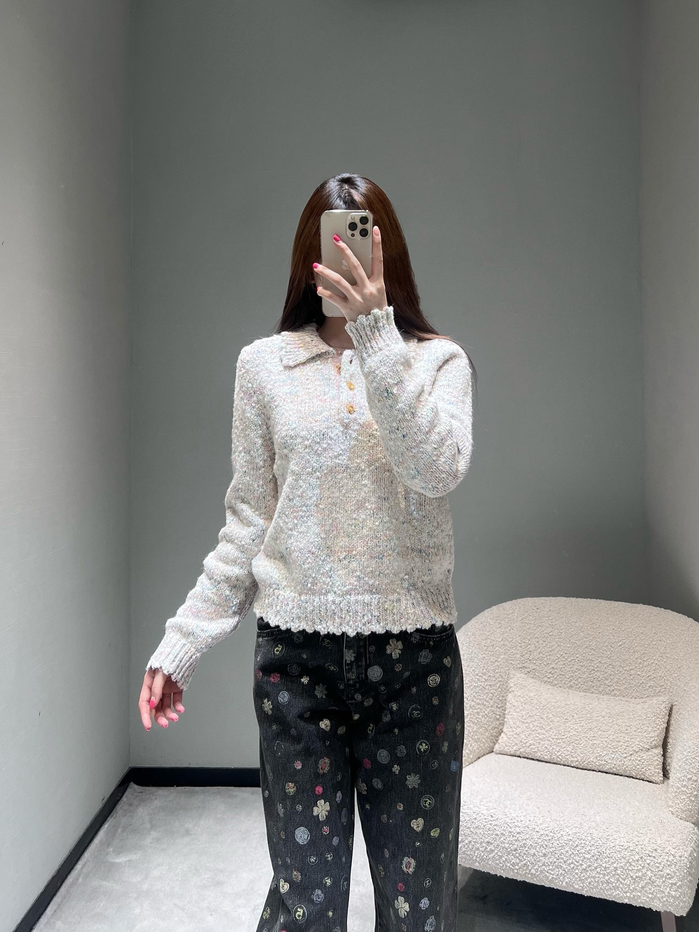 NO:609380,Chane* 25 autumn and winter limited high-end new product series // Lapel knitted cardigan wool blended variegated floral yarn knitting technology, the tones are intertwined to present a hazy 'matte texture'. It not only retains the softness of knitting, but also has a light and luxurious 'little lazy' temperament; classic lapel + half placket style, the vertical pit strip texture of the collar increases the level of detail, paired with a few retro metal buckles, revealing nobility in a low-key manner. SML,, chanel, alexander  wang19860909Chane* 25秋冬限定高级新品系列//翻领针织开衫羊毛混纺杂色花纱针织工艺,色调交织呈现出朦胧的“雾面质感.既保留了针织的软糯,又自带轻奢的“小慵懒”气质；经典的翻领+半开襟款式,领口的竖坑条纹理增加了细节层次,搭配几颗复古金属扣,低调中透出贵气.SML,,chanel,alexander wang,Women's clothing