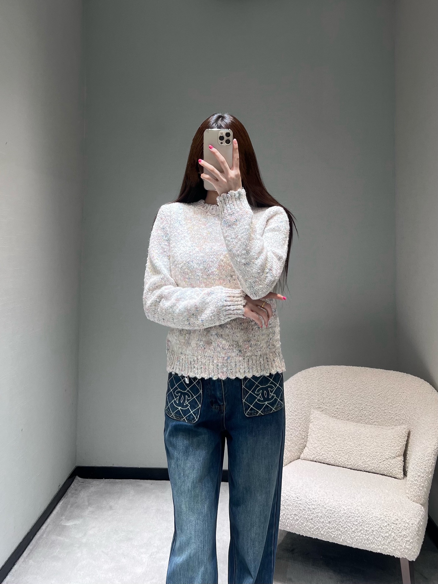 NO:609404,Chane* 25 autumn and winter limited high-end new product series // Lapel knitted wool blended variegated floral yarn knitting technology, the interweaving of tones presents a hazy 'matte texture'. It not only retains the softness of knitting, but also has a light and luxurious 'little lazy' temperament; classic lapel + half placket style, the vertical pit strip texture of the collar increases the level of detail, paired with a few retro metal buckles, revealing nobility in a low-key manner. SML,,chanel,alexander wang19860909Chane* 25秋冬限定高级新品系列//翻领针织羊毛混纺杂色花纱针织工艺,色调交织呈现出朦胧的“雾面质感.既保留了针织的软糯,又自带轻奢的“小慵懒”气质；经典的翻领+半开襟款式,领口的竖坑条纹理增加了细节层次,搭配几颗复古金属扣,低调中透出贵气.SML,,chanel,alexander wang,Women's clothing