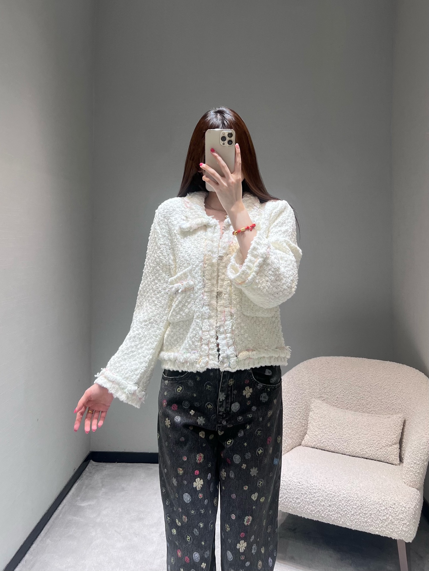 NO:609391,Chane* 25 autumn and winter limited high-end new product series // tweed Xiaoxiangfeng short coat heavy series off-white tweed fabric is fluffy and soft, with a furry texture; the collar, placket, and pockets are decorated with colorful tassel webbing, breaking the monotony of the solid color system, sweet but not greasy; the version is the soul element of Xiaoxiangfeng, and the loose dropped shoulder sleeves accommodate various body proportions. SML,,chanel,jackets & coats,alexander wang19860909Chane* 25秋冬限定高级新品系列//粗花呢小香风短外套重工系列米白色粗花呢面料蓬松柔软,毛茸质感；领口、门襟、口袋点缀彩色流苏织带,打破了纯色系的单调,甜而不腻；版型是是小香风的灵魂元素,宽松的落肩袖包容各种身材比例.SML,,chanel,jackets & coats,alexander wang,Women's clothing