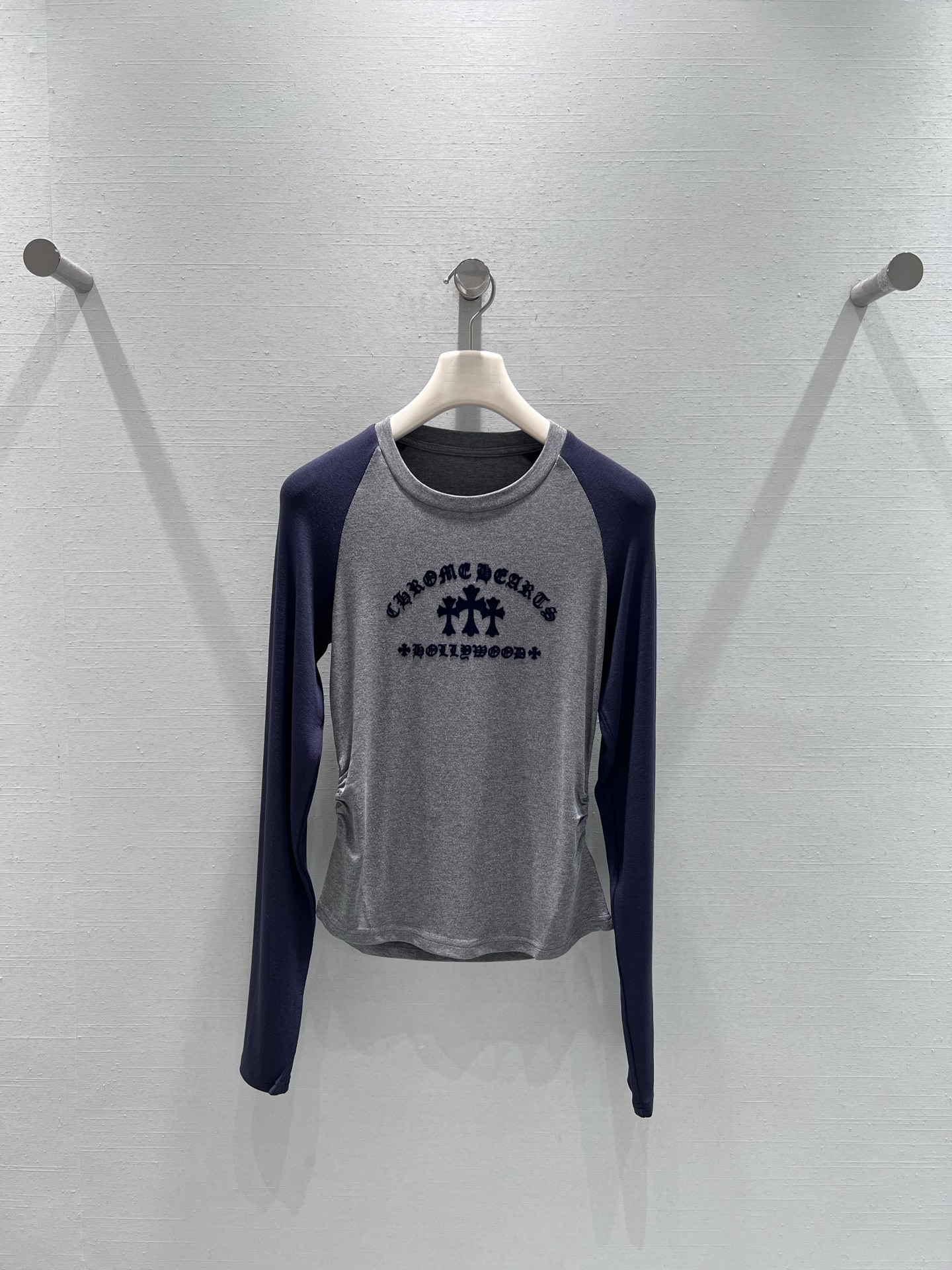 NO:610961,Support exchange chrom*he*rts Chro*251 autumn and winter series // Raglan sleeve long-sleeved top, retro hot girl style, the design is slim fit, with shirring details on the side waist, which can naturally tighten the waist and show the figure. Chro*e Hear*i's iconic cross pattern + words are printed on the chest, which has its own fashion brand recognition. Super versatile style. SML real shot details, chrome hearts, alexander wang19860909支持换款 chrom*he*rts克罗**251秋冬系列//插肩袖长袖上衣,复古辣妹风,设计上是修身版型,侧腰有抽褶细节,能自然收腰显身形.胸前印有Chro*e Hear*i标志性的十字花纹+字样,自带潮牌辨识度.超级百搭款.SML实拍细节,,chrome hearts,alexander wang,Women's clothing