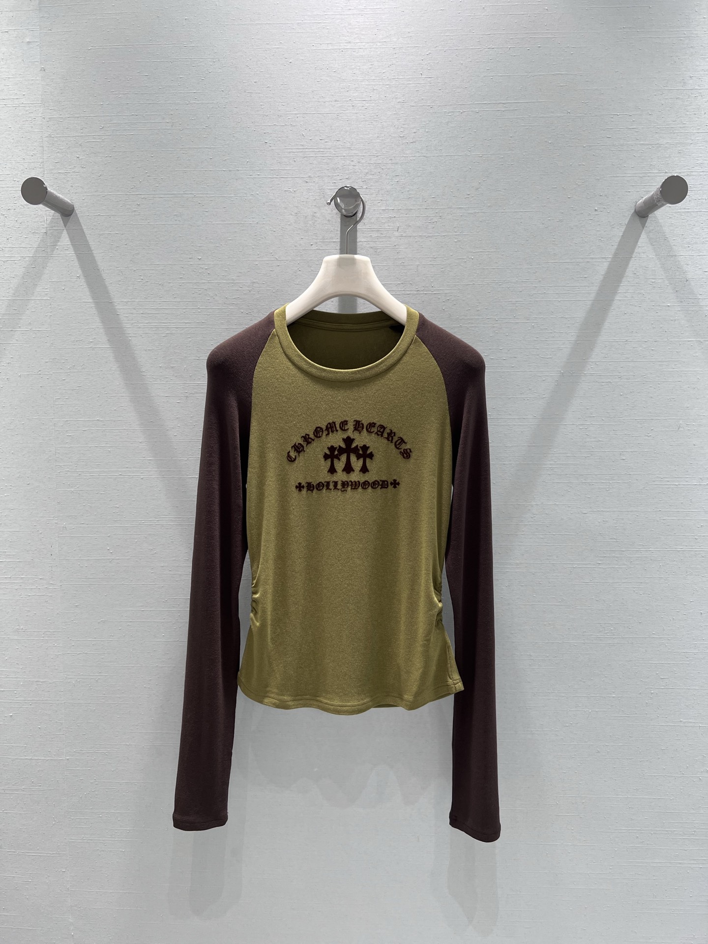 NO:610951,Support exchange chrom*he*rts Chro*251 autumn and winter series // Raglan sleeve long-sleeved top, retro hot girl style, the design is slim fit, with shirring details on the side waist, which can naturally tighten the waist and show the figure. Chro*e Hear*i's iconic cross pattern + words are printed on the chest, which has its own fashion brand recognition. Super versatile style. SML real shot details, chrome hearts, alexander wang19860909支持换款 chrom*he*rts克罗**251秋冬系列//插肩袖长袖上衣,复古辣妹风,设计上是修身版型,侧腰有抽褶细节,能自然收腰显身形.胸前印有Chro*e Hear*i标志性的十字花纹+字样,自带潮牌辨识度.超级百搭款.SML实拍细节,,chrome hearts,alexander wang,Women's clothing