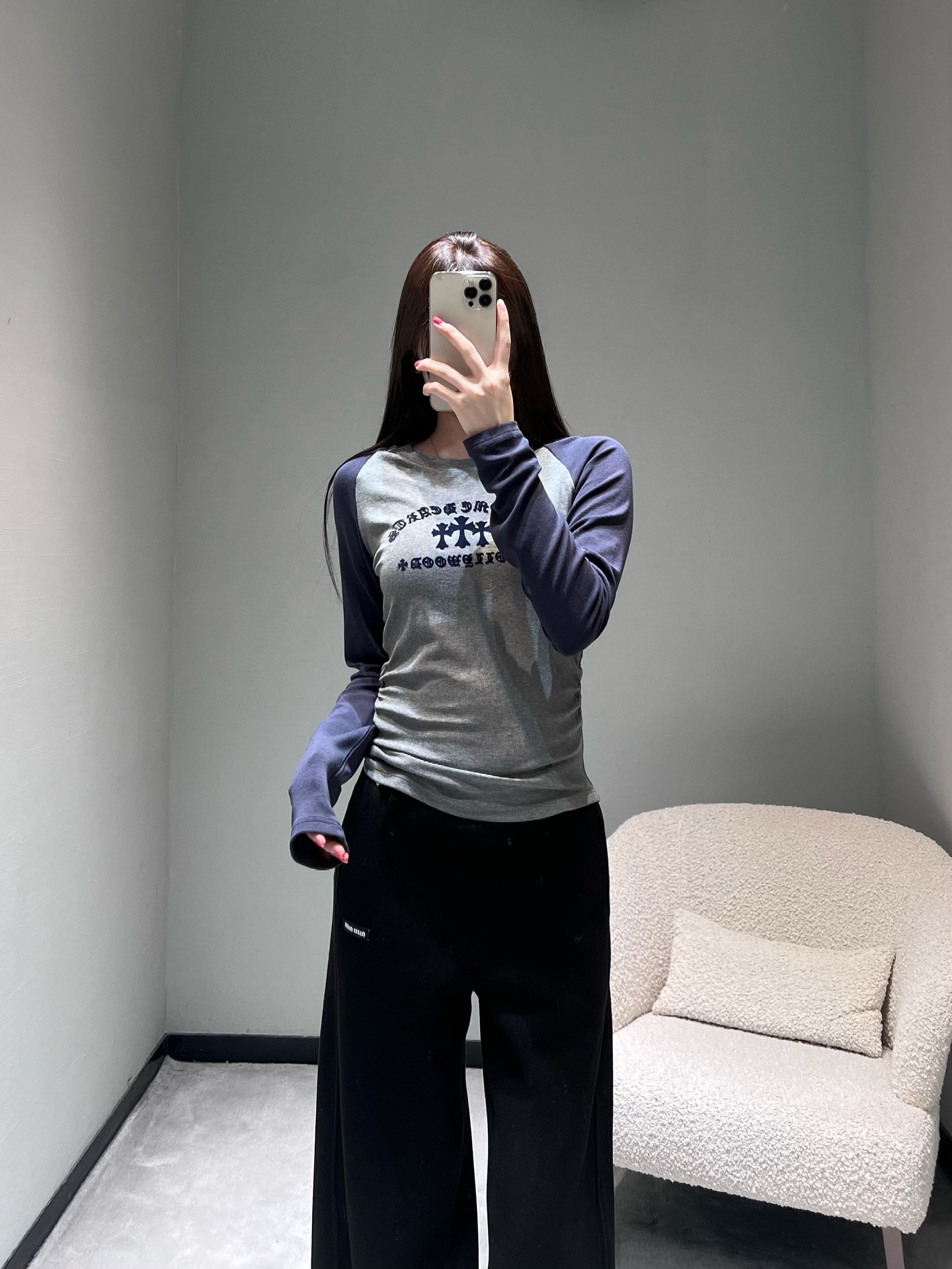 NO:610966,chrom*he*rts Chro*e Hear*251 Autumn and Winter Series // Raglan sleeve long-sleeved top, retro hot girl style, the design is slim fit, with shirring details on the side waist, which can naturally tighten the waist and show the figure. Chro*e Hear*i's iconic cross pattern + words are printed on the chest, which has its own fashion brand recognition. Super versatile style. SML,, chrome hearts, alexander wang19860909chrom*he*rts克罗**251秋冬系列//插肩袖长袖上衣,复古辣妹风,设计上是修身版型,侧腰有抽褶细节,能自然收腰显身形.胸前印有Chro*e Hear*i标志性的十字花纹+字样,自带潮牌辨识度.超级百搭款.SML,,chrome hearts,alexander wang,Women's clothing