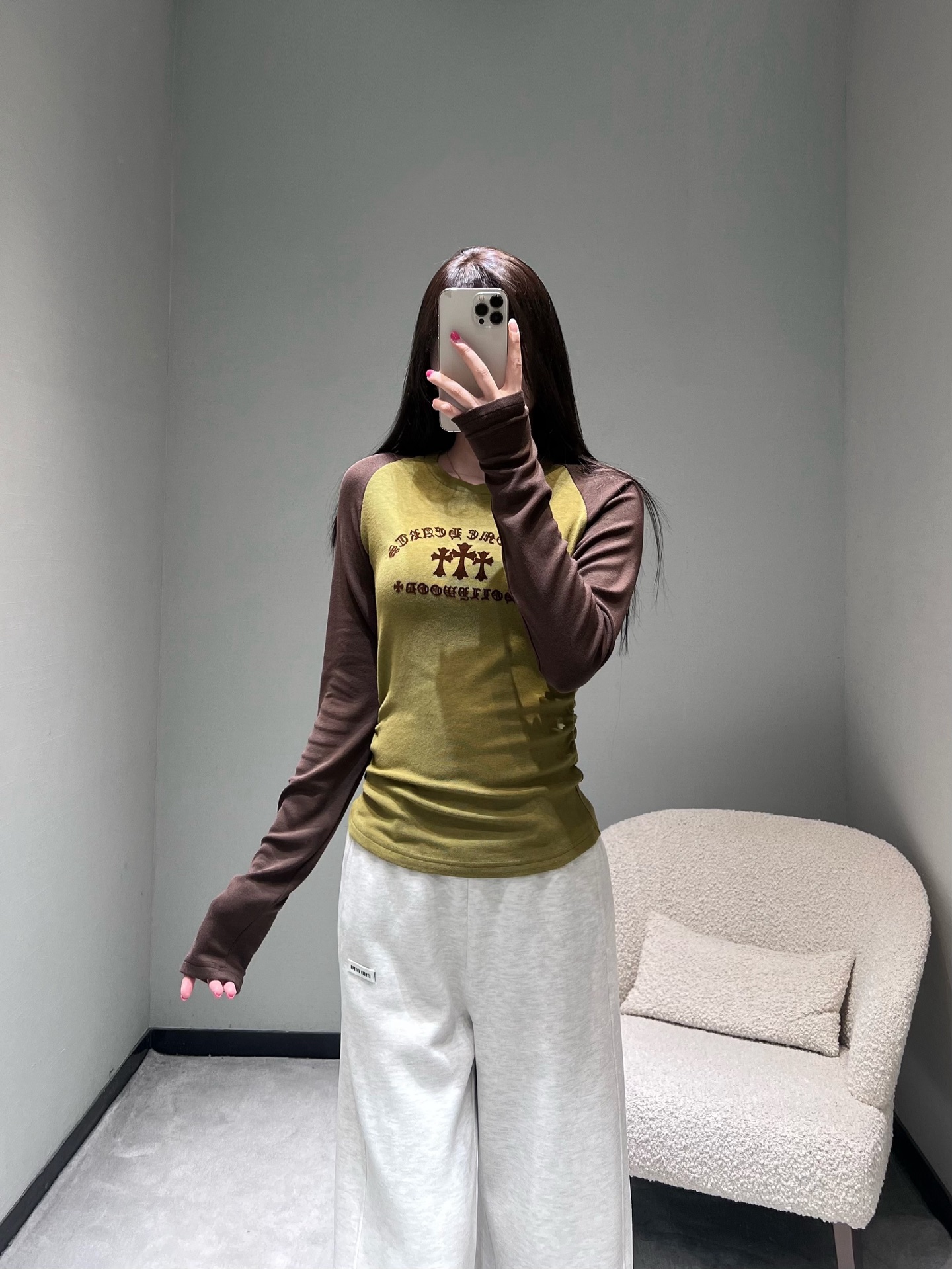 NO:610956,chrom*he*rts Chro*e Hear*251 Autumn and Winter Series // Raglan sleeve long-sleeved top, retro hot girl style, the design is slim fit, with shirring details on the side waist, which can naturally tighten the waist and show the figure. Chro*e Hear*i's iconic cross pattern + words are printed on the chest, which has its own fashion brand recognition. Super versatile style. SML,, chrome hearts, alexander wang19860909chrom*he*rts克罗**251秋冬系列//插肩袖长袖上衣,复古辣妹风,设计上是修身版型,侧腰有抽褶细节,能自然收腰显身形.胸前印有Chro*e Hear*i标志性的十字花纹+字样,自带潮牌辨识度.超级百搭款.SML,,chrome hearts,alexander wang,Women's clothing