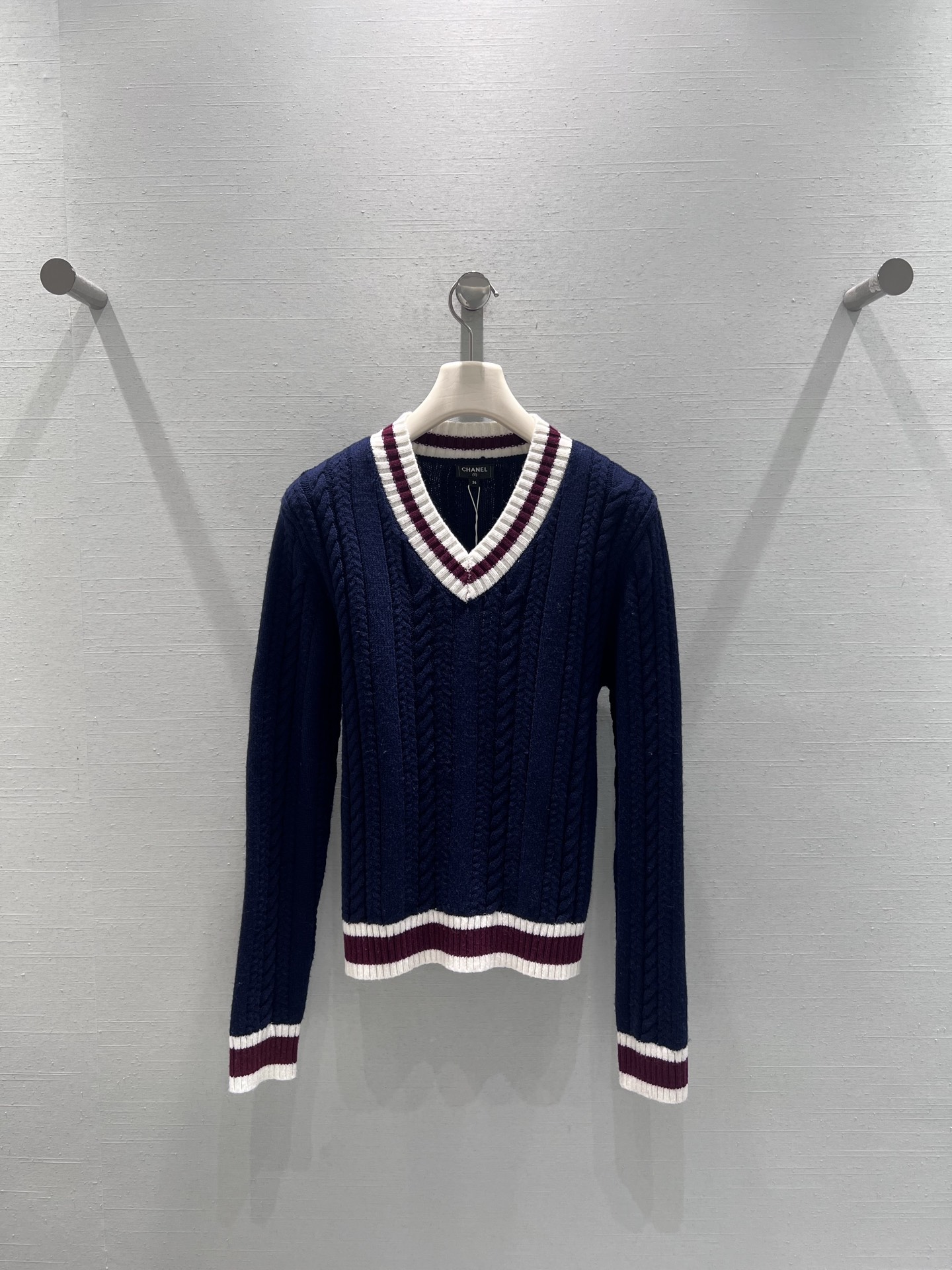 NO:611005,Support exchange Chane* 25 autumn and winter limited high-end new product series // Xiaoxiang college-style V-neck knitted sweater, classic retro cable-knitted short style, makes you taller and slimmer; V-neck contrasting ribbed collar + hem/cuffs with contrasting stripes of the same color, directly full of college feeling; the whole body is made of three-dimensional cable knitting texture, the texture is very thick and advanced. SML real shot details,, chanel, sweaters, alexander wang19860909支持换款Chane* 25秋冬限定高级新品系列//小香学院风V领针织毛衣经典的复古绞花款式短款显高显瘦；V领撞色罗纹领边+下摆/袖口同色系撞色条纹,学院感直接拉满；全身是立体绞花针织纹理,质感很厚实高级.SML实拍细节,,chanel,sweaters,alexander wang,Women's clothing