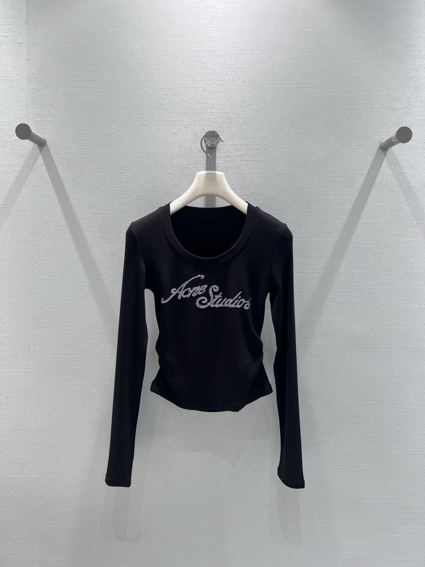 NO:610984,Support exchange Acn*  S**dios25FW new series // Waisted long-sleeved T-shirts are on sale at the same time. The micro-elastic fabric fits the body shape but is not tight, and has a great slimming effect. The iconic Acn*Stu*ios handwritten logo is printed on the chest, and is also embellished with fine diamonds, which is low-key and exquisite. The hem is slightly curved and cut, which shows a slimmer waist than the ordinary straight hem. SML real shot details, dior, tees, t-shirt, alexander wang19860909支持换款Acn* S**dios25FW新款系列//收腰长袖T恤柜柜同步发售微弹力面料贴合身形但不紧绷,显瘦效果很绝.胸前印标志性Acn*Stu*ios手写体Logo,还点缀了细密的闪钻,低调中带着精致亮点；下摆是微收的弧形剪裁,比普通直下摆更显腰细.SML实拍细节,,dior,tees，t-shirt,alexander wang,Women's clothing