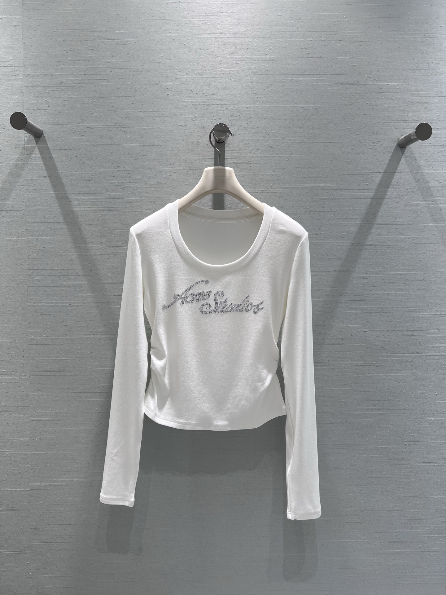 NO:610972,Support exchange Acn*  S**dios25FW new series // Waisted long-sleeved T-shirts are on sale at the same time. The micro-elastic fabric fits the body shape but is not tight, and has a great slimming effect. The iconic Acn*Stu*ios handwritten logo is printed on the chest, and is also embellished with fine diamonds, which is low-key and exquisite. The hem is slightly curved and cut, which shows a slimmer waist than the ordinary straight hem. SML real shot details, dior, tees, t-shirt, alexander wang19860909支持换款Acn* S**dios25FW新款系列//收腰长袖T恤柜柜同步发售微弹力面料贴合身形但不紧绷,显瘦效果很绝.胸前印标志性Acn*Stu*ios手写体Logo,还点缀了细密的闪钻,低调中带着精致亮点；下摆是微收的弧形剪裁,比普通直下摆更显腰细.SML实拍细节,,dior,tees，t-shirt,alexander wang,Women's clothing