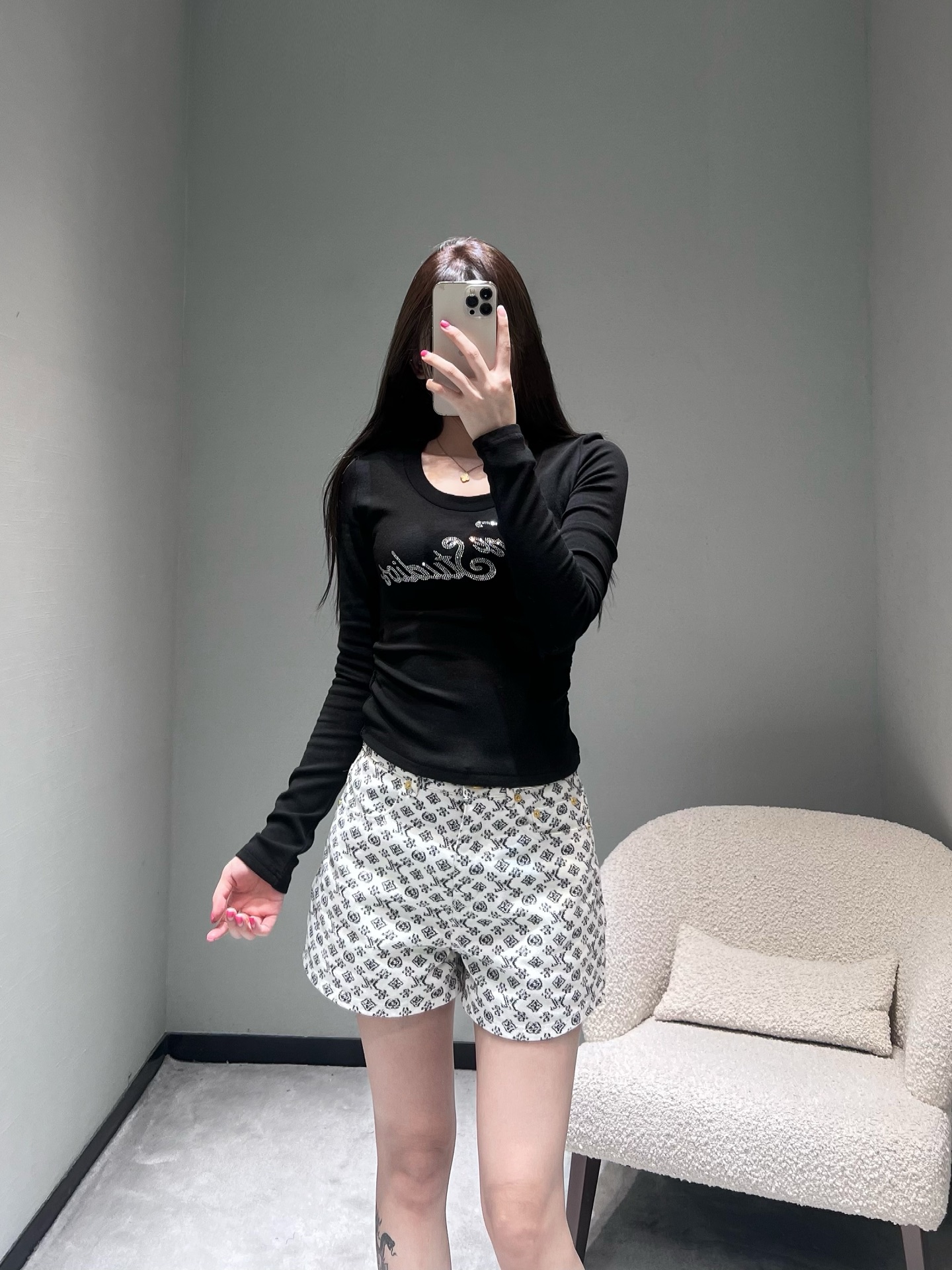 NO:610990,Acn* S**dios25FW new series // Waisted long-sleeved T-shirts are on sale simultaneously in the cabinet. The micro-elastic fabric fits the body shape but is not tight, and has a great slimming effect. The iconic Acn*Stu*ios handwritten logo is printed on the chest, and is also embellished with fine diamonds, which is low-key and exquisite. The hem is slightly curved, which shows a slimmer waist than the ordinary straight hem. SML, dior, tees, t-shirt, alexander wang19860909Acn* S**dios25FW新款系列//收腰长袖T恤柜柜同步发售微弹力面料贴合身形但不紧绷,显瘦效果很绝.胸前印标志性Acn*Stu*ios手写体Logo,还点缀了细密的闪钻,低调中带着精致亮点；下摆是微收的弧形剪裁,比普通直下摆更显腰细.SML,,dior,tees，t-shirt,alexander wang,Women's clothing