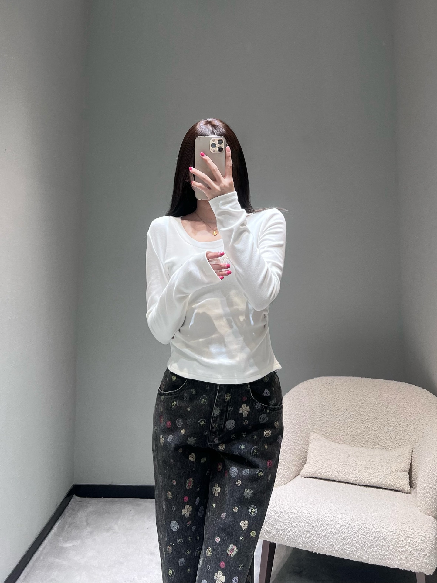 NO:610978,Acn* S**dios25FW new series // Waisted long-sleeved T-shirts are on sale simultaneously in the cabinet. The micro-elastic fabric fits the body shape but is not tight, and has a great slimming effect. The iconic Acn*Stu*ios handwritten logo is printed on the chest, and is also embellished with fine diamonds, which is low-key and exquisite. The hem is slightly curved, which shows a slimmer waist than the ordinary straight hem. SML, dior, tees, t-shirt, alexander wang19860909Acn* S**dios25FW新款系列//收腰长袖T恤柜柜同步发售微弹力面料贴合身形但不紧绷,显瘦效果很绝.胸前印标志性Acn*Stu*ios手写体Logo,还点缀了细密的闪钻,低调中带着精致亮点；下摆是微收的弧形剪裁,比普通直下摆更显腰细.SML,,dior,tees，t-shirt,alexander wang,Women's clothing