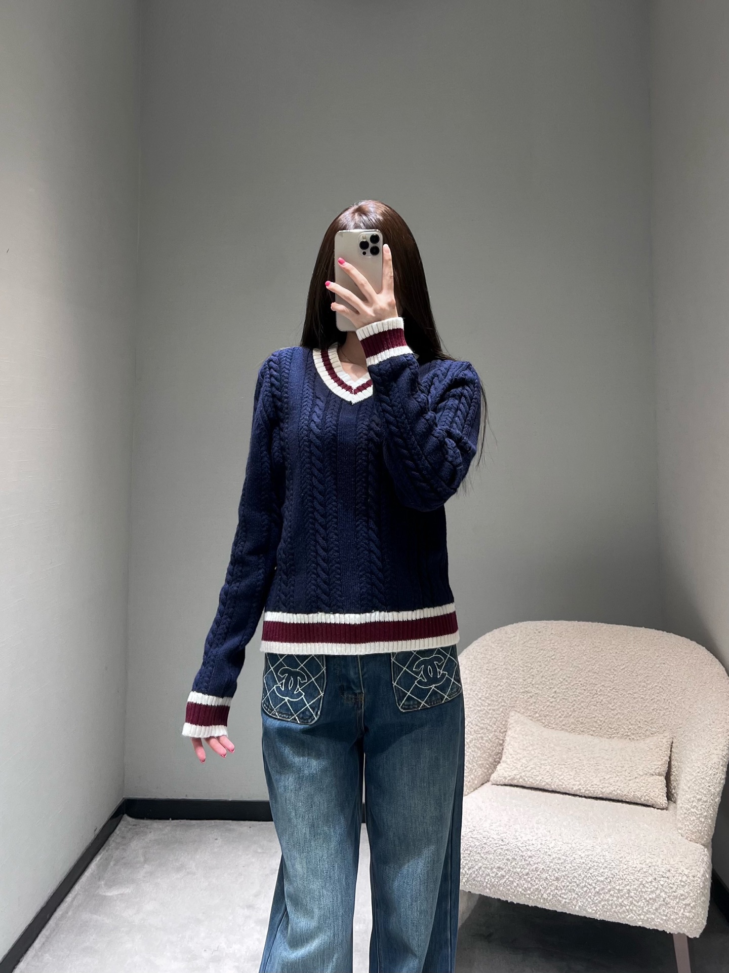 NO:611010,Chane* 25 autumn and winter limited high-end new product series // Xiaoxiang college style V-neck knitted sweater, the classic retro cable-knitted short style makes you taller and slimmer; V-neck contrast rib collar + hem/cuffs contrasting stripes of the same color, directly full of college feeling; the whole body is three-dimensional cable knitted texture, the texture is very thick and advanced. SML,,chanel,sweaters,alexander wang19860909Chane* 25秋冬限定高级新品系列//小香学院风V领针织毛衣经典的复古绞花款式短款显高显瘦；V领撞色罗纹领边+下摆/袖口同色系撞色条纹,学院感直接拉满；全身是立体绞花针织纹理,质感很厚实高级.SML,,chanel,sweaters,alexander wang,Women's clothing