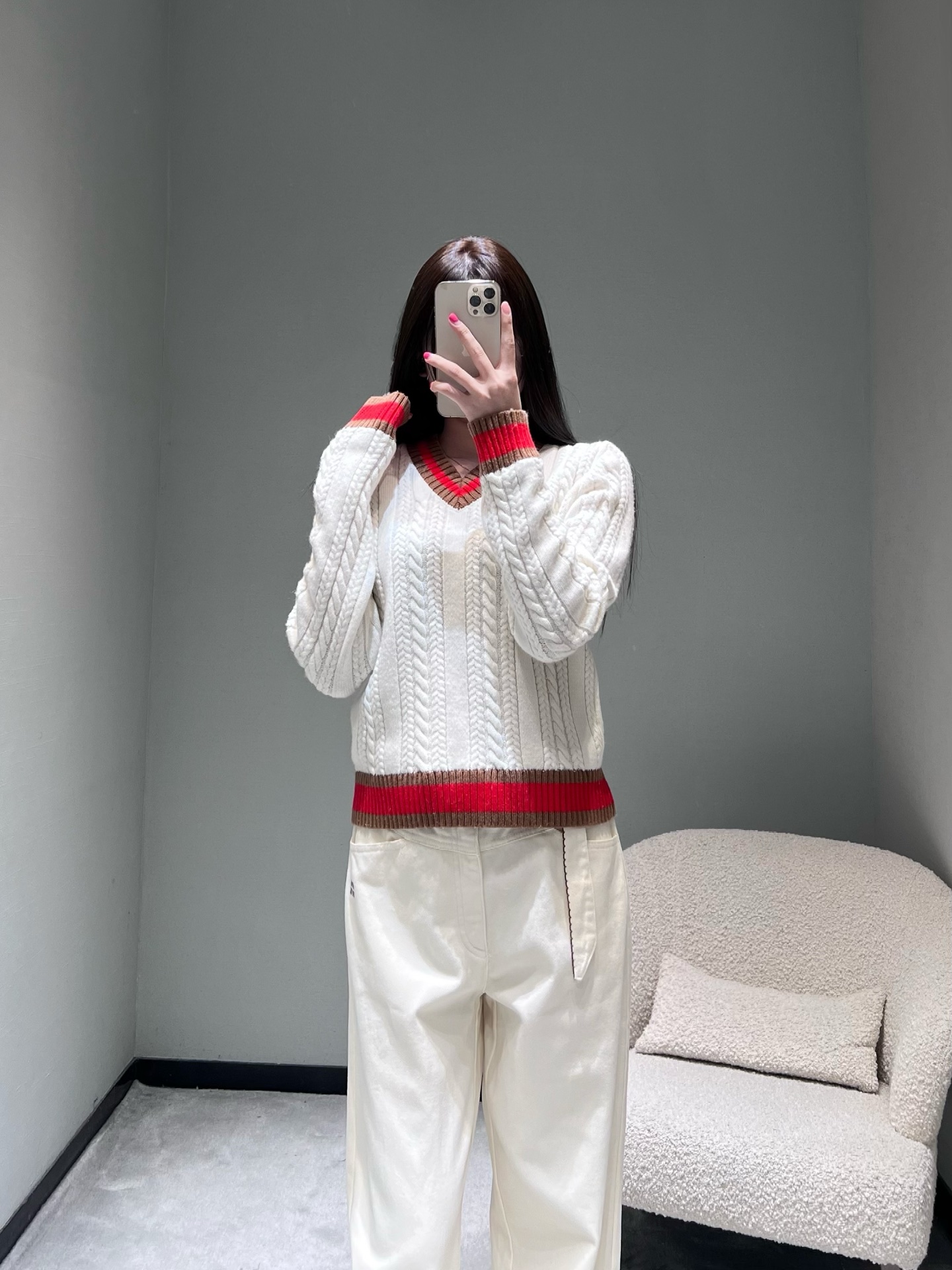NO:611000,Chane* 25 autumn and winter limited high-end new product series // Xiaoxiang college style V-neck knitted sweater, the classic retro cable-knitted short style makes you taller and slimmer; V-neck contrast rib collar + hem/cuffs contrasting stripes of the same color, directly full of college feeling; the whole body is three-dimensional cable knitted texture, the texture is very thick and advanced. SML,,chanel,sweaters,alexander wang19860909Chane* 25秋冬限定高级新品系列//小香学院风V领针织毛衣经典的复古绞花款式短款显高显瘦；V领撞色罗纹领边+下摆/袖口同色系撞色条纹,学院感直接拉满；全身是立体绞花针织纹理,质感很厚实高级.SML,,chanel,sweaters,alexander wang,Women's clothing