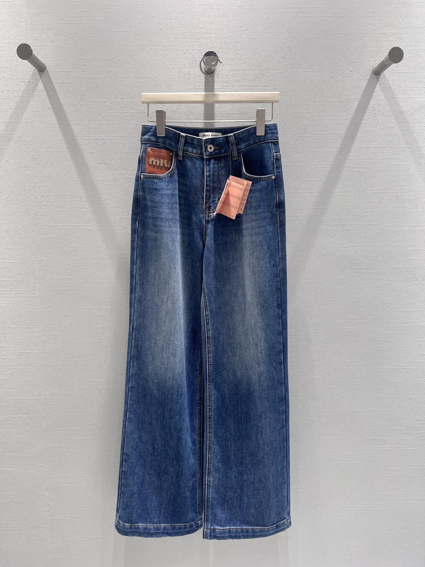 NO:622916,Support exchange MIU*25FW new autumn and winter series // Retro washed wide-leg jeans, classic denim blue with gradient wash process, lighter color at the waist and hip, darker trouser legs, with a retro and old atmosphere, visually more layered; high-waist design, with a casual 'relaxation', suitable for all kinds of body types; the left waist pocket is spliced ​​with a leather 'miu' logo patch, full of sophistication. SML real shot details,,miumiu,jeans,alexander wang19860909支持换款MIU*25FW秋冬新品系列//复古水洗阔腿牛仔裤经典牛仔蓝做了渐变水洗工艺,腰臀处颜色偏浅、裤脚偏深,自带复古做旧氛围,视觉上更显层次；高腰设计,自带随性的“松弛感”,适配各种身材；左腰口袋拼接了皮质“miu”标识贴片,精致感拉满.SML实拍细节,,miumiu,jeans,alexander wang,Women's clothing