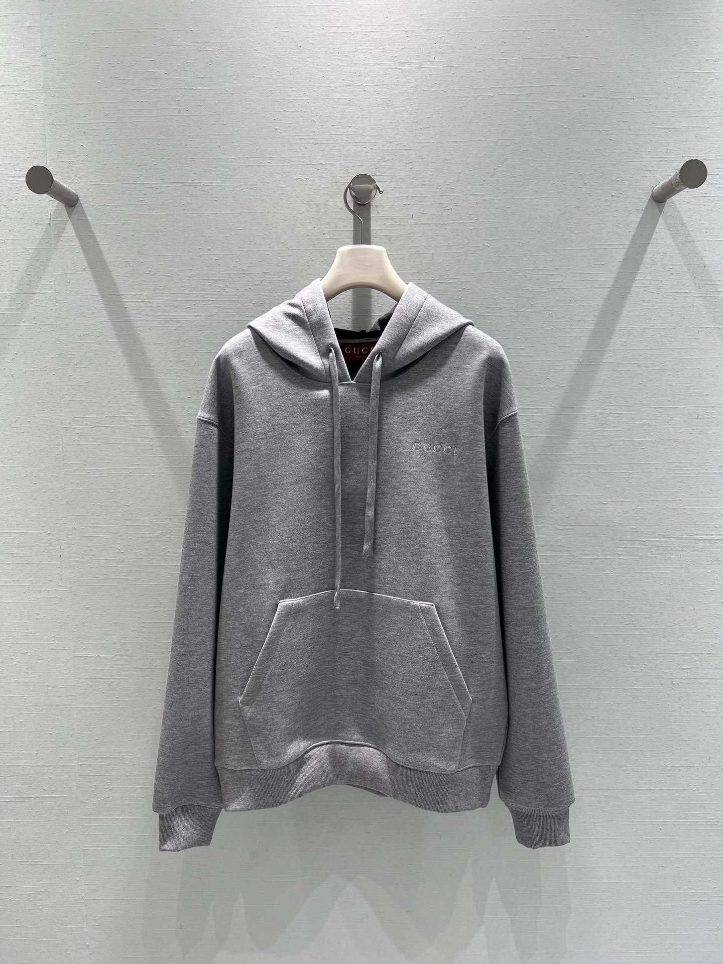NO:622885,Support for exchange GUCC* 25 autumn and winter limited high-end new product series // Hooded GG sweatshirt is made of soft light gray linen fabric, soft and comfortable to the touch; there is the same color embossed GG logo on the left chest, which is low-key and not exaggerated, and the details are light and luxurious; the loose shoulder + regular length version can be worn with a casual casual atmosphere. SML real shot details, gucci, hoodie, sweatshirts, hats, alexander wang19860909支持换款GUCC* 25秋冬限定高级新品系列//连帽GG卫衣柔和的浅灰麻纹面料,触感软糯舒适；左胸位置有同色系压印GG标识,低调不浮夸,细节处透轻奢质感；宽松落肩+常规衣长的版型,既能穿出随性的休闲气息. SML实拍细节,,gucci,hoodie,sweatshirts,hats,alexander wang,Women's clothing