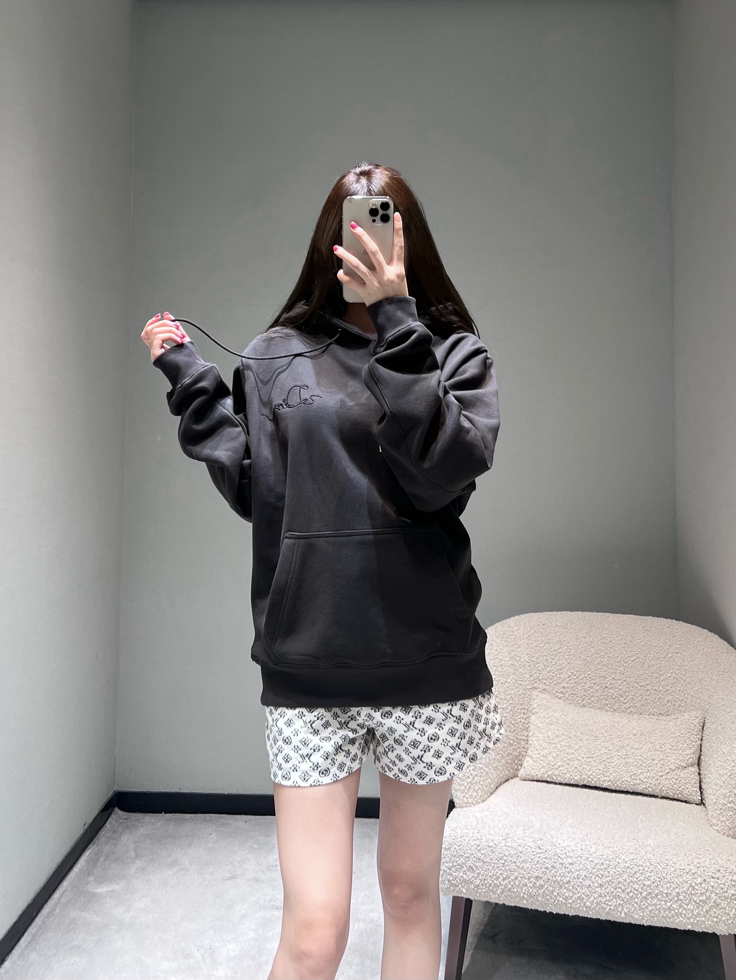 NO:622880,DIO* 25 autumn and winter limited high-end new product series // CD dark hooded sweatshirt with classic pure black background + loose shoulder design, the upper body has a casual oversize effect; the same color embroidered logo on the left chest is low-key and unobtrusive but highly recognizable, and the details reveal a sense of sophistication. SML,, dior, versace, hoodie, sweatshirts, hats, alexander wang19860909DIO* 25秋冬限定高级新品系列//CD暗黑系连帽卫衣经典纯黑底色+宽松落肩版型,上身是随性的oversize效果；左胸位置有同色系刺绣Logo低调不张扬但辨识度拉满,细节处透出精致感.SML,,dior,versace,hoodie,sweatshirts,hats,alexander wang,Women's clothing