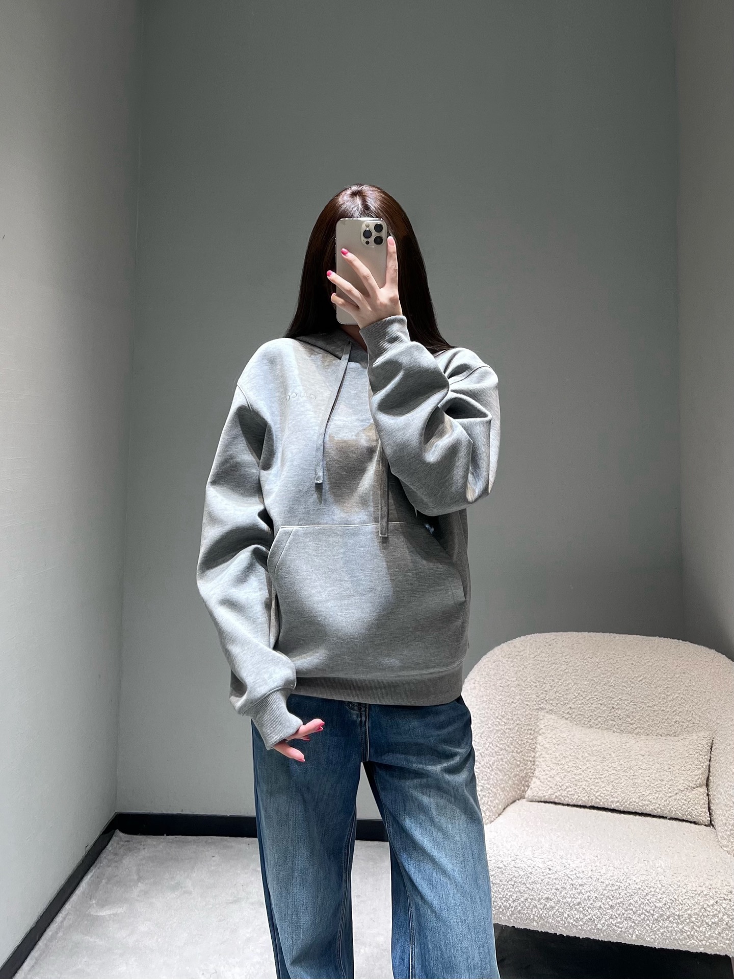 NO:622890,GUCC* 25 autumn and winter limited high-end new product series // Hooded GG sweatshirt is made of soft light gray linen fabric, soft and comfortable to the touch; there is the same color embossed GG logo on the left chest, which is low-key and not exaggerated, and the details are light and luxurious; the loose shoulder + regular length version can be worn with a casual and casual atmosphere. SML,,gucci,hoodie,sweatshirts,hats,alexander wang19860909GUCC* 25秋冬限定高级新品系列//连帽GG卫衣柔和的浅灰麻纹面料,触感软糯舒适；左胸位置有同色系压印GG标识,低调不浮夸,细节处透轻奢质感；宽松落肩+常规衣长的版型,既能穿出随性的休闲气息. SML,,gucci,hoodie,sweatshirts,hats,alexander wang,Women's clothing