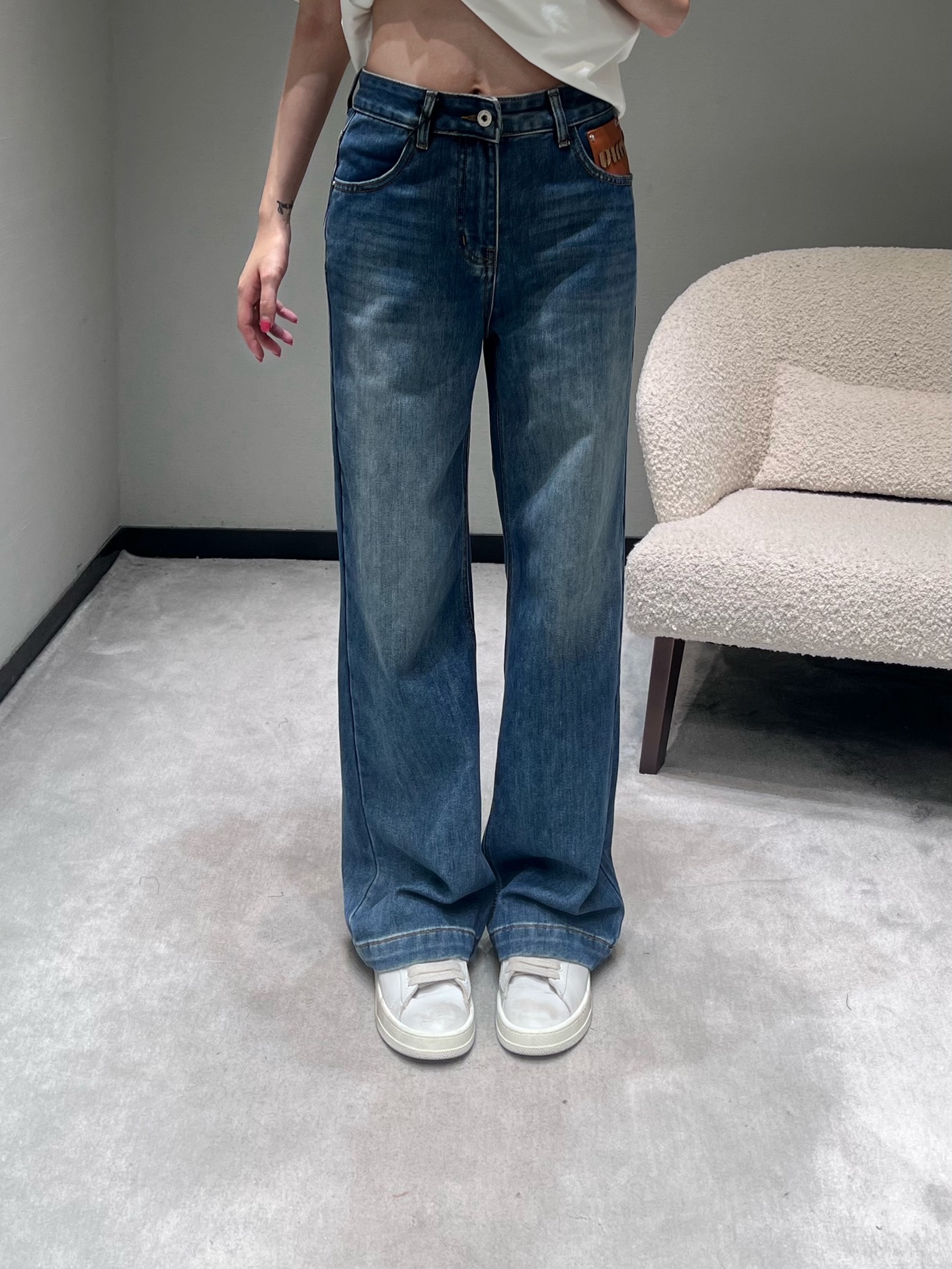 NO:622921,MIU*25FW New Autumn and Winter Series // Retro washed wide-leg jeans, classic denim blue with a gradient wash process, lighter color at the waist and hip, darker trouser legs, with a retro and old-fashioned atmosphere, visually more layered; high-waisted design, with a casual 'relaxation', suitable for various body types; the left waist pocket is spliced ​​with a leather 'miu' logo patch, which adds a sense of sophistication. SML,,miumiu,jeans,alexander wang19860909MIU*25FW秋冬新品系列//复古水洗阔腿牛仔裤经典牛仔蓝做了渐变水洗工艺,腰臀处颜色偏浅、裤脚偏深,自带复古做旧氛围,视觉上更显层次；高腰设计,自带随性的“松弛感”,适配各种身材；左腰口袋拼接了皮质“miu”标识贴片,精致感拉满.SML,,miumiu,jeans,alexander wang,Women's clothing