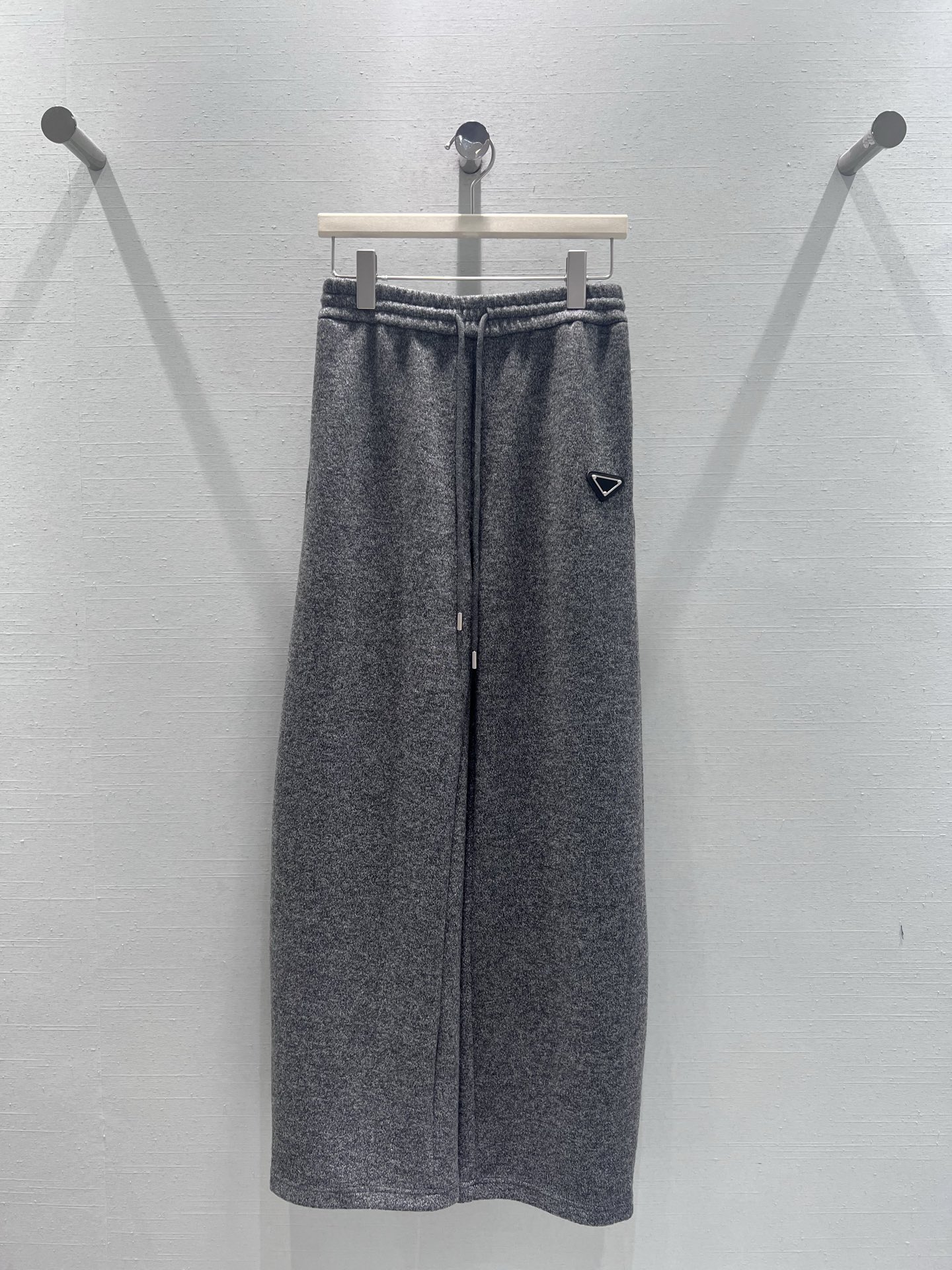 NO:622927,Supports exchange Pra*a 2025FW new autumn and winter series // Knitted wide-leg casual pants are made of wool knitted fabric, with a low-key texture, soft and skin-friendly and stiff and drapey. The side is embellished with the iconic triangular metal logo, which reveals exquisite details in simplicity and highlights the style in a low-key manner. Available in two colors. SML real shot details, prada, alexander wang19860909支持换款Pra*a 2025FW秋冬新品系列//针织阔腿休闲裤羊毛针织面料打造,自带低调的肌理感,兼具柔软亲肤与挺括垂坠感,侧边点缀标志性的三角金属标,简约中透出精致细节,低调彰显格调.两色可入.SML实拍细节,,prada,alexander wang,Women's clothing