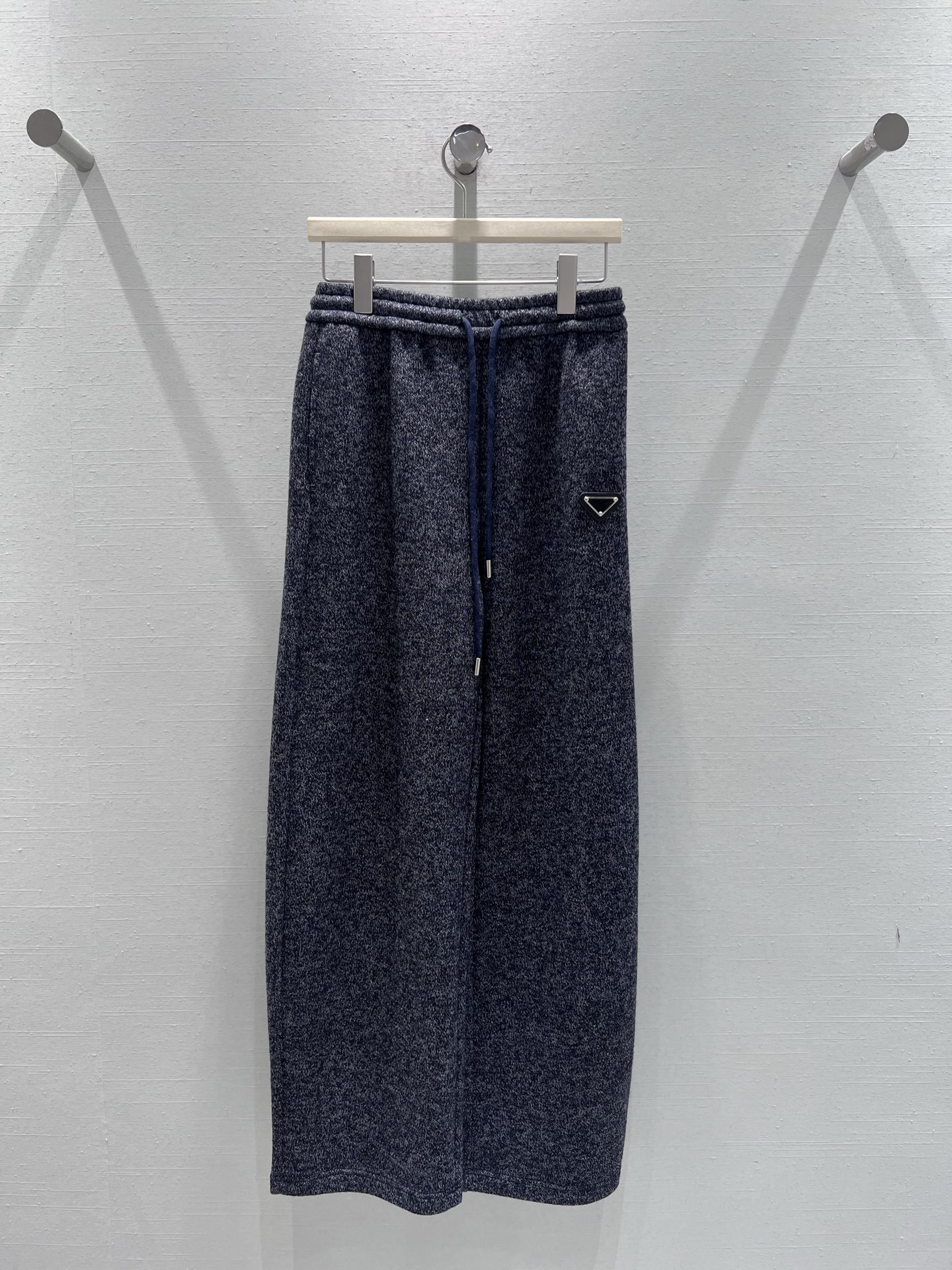 NO:622917,Supports exchange Pra*a 2025FW new autumn and winter series // Knitted wide-leg casual pants are made of wool knitted fabric, with a low-key texture, soft and skin-friendly and stiff and drapey. The side is embellished with the iconic triangular metal logo, which reveals exquisite details in simplicity and highlights the style in a low-key manner. Available in two colors. SML real shot details, prada, alexander wang19860909支持换款Pra*a 2025FW秋冬新品系列//针织阔腿休闲裤羊毛针织面料打造,自带低调的肌理感,兼具柔软亲肤与挺括垂坠感,侧边点缀标志性的三角金属标,简约中透出精致细节,低调彰显格调.两色可入.SML实拍细节,,prada,alexander wang,Women's clothing