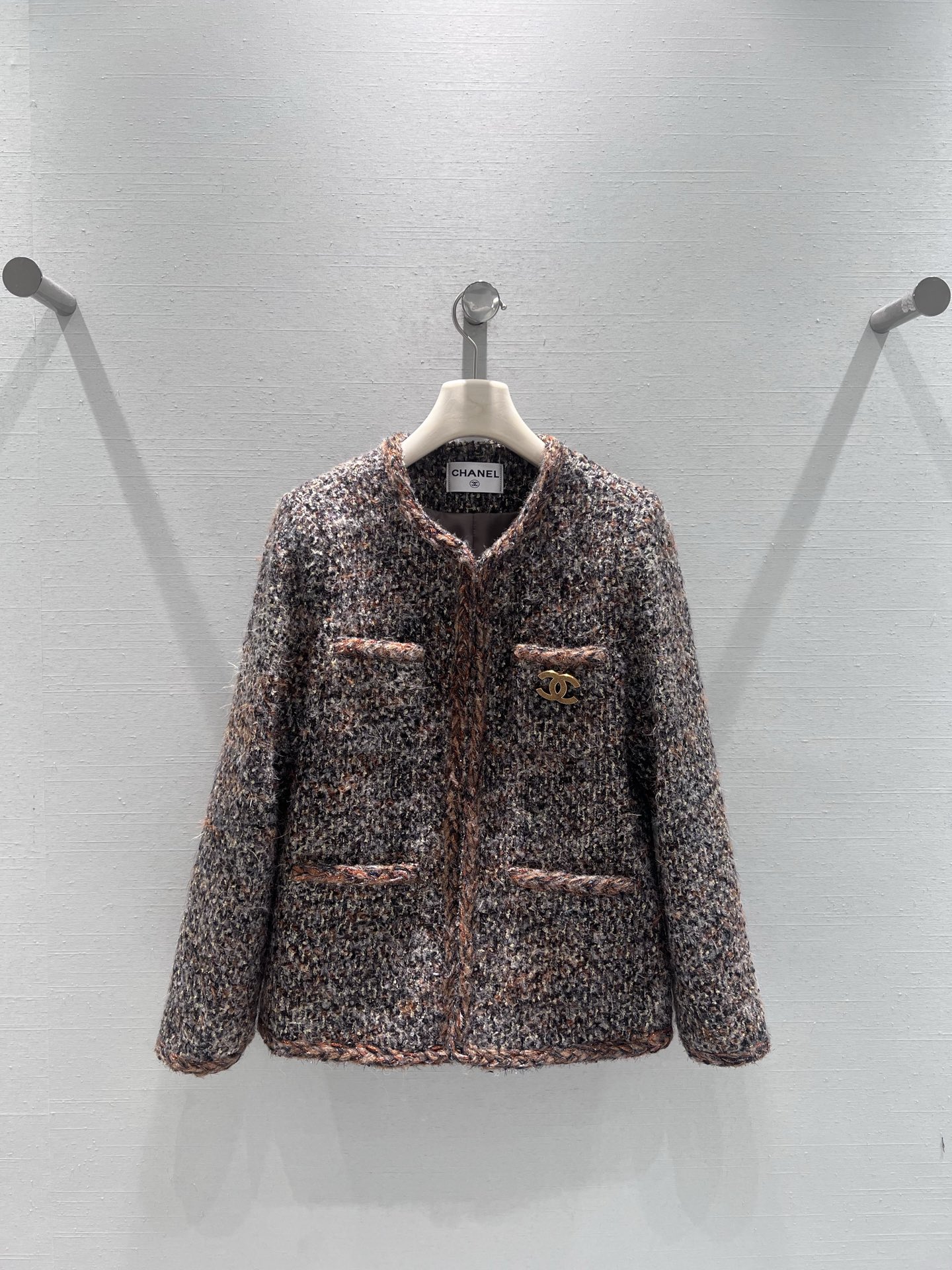 NO:622905,Support exchange Chan*L 2026 SS early spring new product series // The classic wool tweed round neck jacket will be released in the early spring of 26th!  The exclusive first batch of mixed-color tweed fabrics are launched, showing a rich variegated texture. The sides of the clothes are decorated with hand-woven raw edges. The golden double C metal logo on the chest is exquisite yet low-key and noble. SML real shot details, chanel, jackets & coats, alexander wang19860909支持换款Chan*L 2026ＳS早春新品系列//经典羊毛粗花呢圆领外套26年早春首发！独家首批单推出混色粗花呢面料,呈现出丰富的杂色肌理,衣身边均采用手工编织的毛边装饰,胸前的金色双C金属标识,精致又不失低调贵气.SML实拍细节,,chanel,jackets & coats,alexander wang,Women's clothing