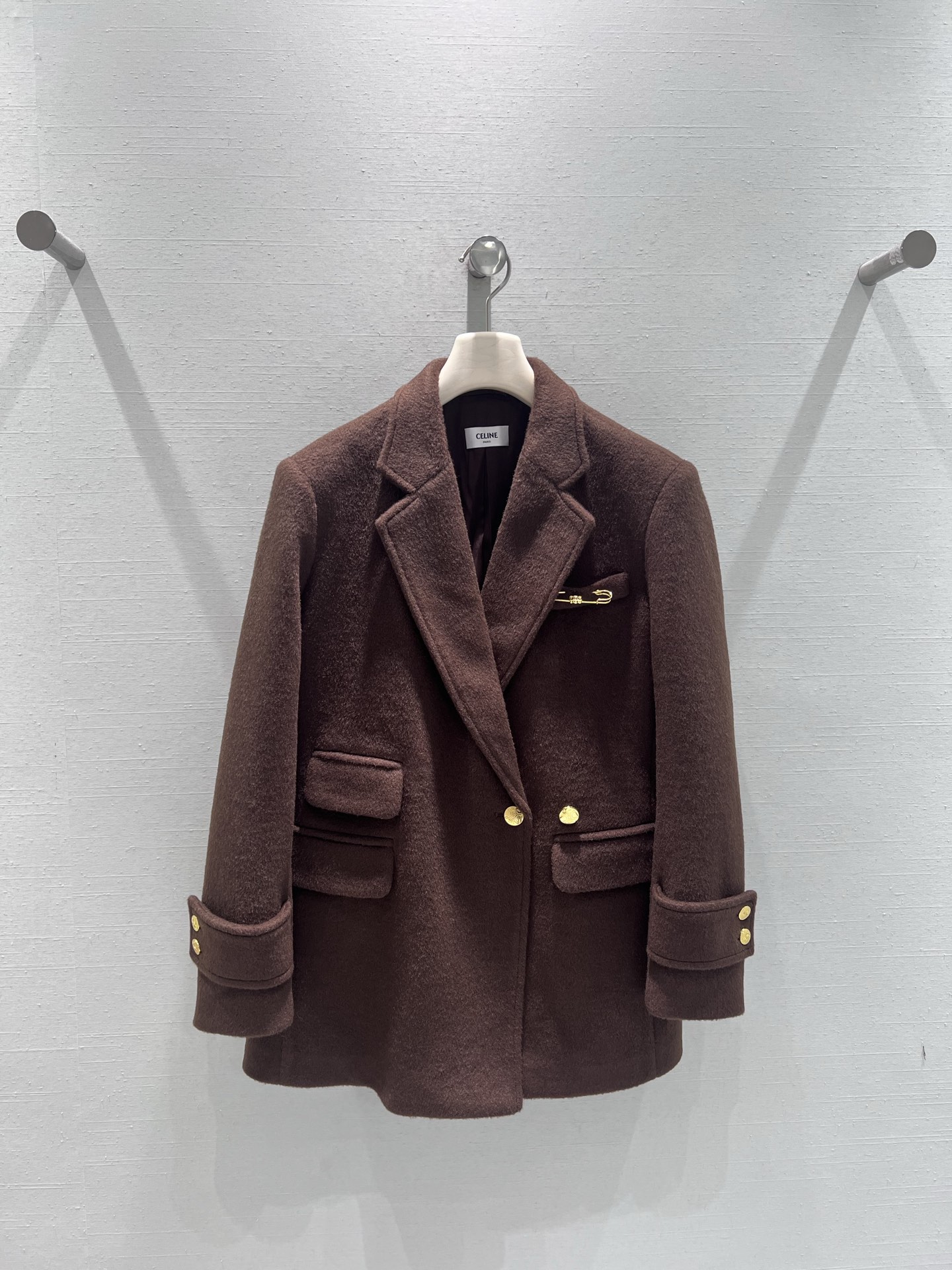 NO:622893,Support Celin* 2025FW new autumn and winter product series // Caramel brown wool suit jacket is made of delicate wool blended fabrics, classic suit lapel + double-breasted design. The metal horsebit decoration on the chest + golden buttons on the cuffs inject delicate highlights into the calm brown tone, revealing nobility in a low-key manner. SML real shot details,,celine,jackets & coats,business suit,alexander wang19860909支持换款Celin*2025FW秋冬新品系列//焦糖棕羊毛西装外套细腻的羊毛混纺面料打造,经典西装翻领+双排扣设计.胸前的金属马衔扣装饰+袖口的金色纽扣,为沉稳的棕色调注入精致亮点,低调中透出贵气.SML实拍细节,,celine,jackets & coats,business suit,alexander wang,Women's clothing