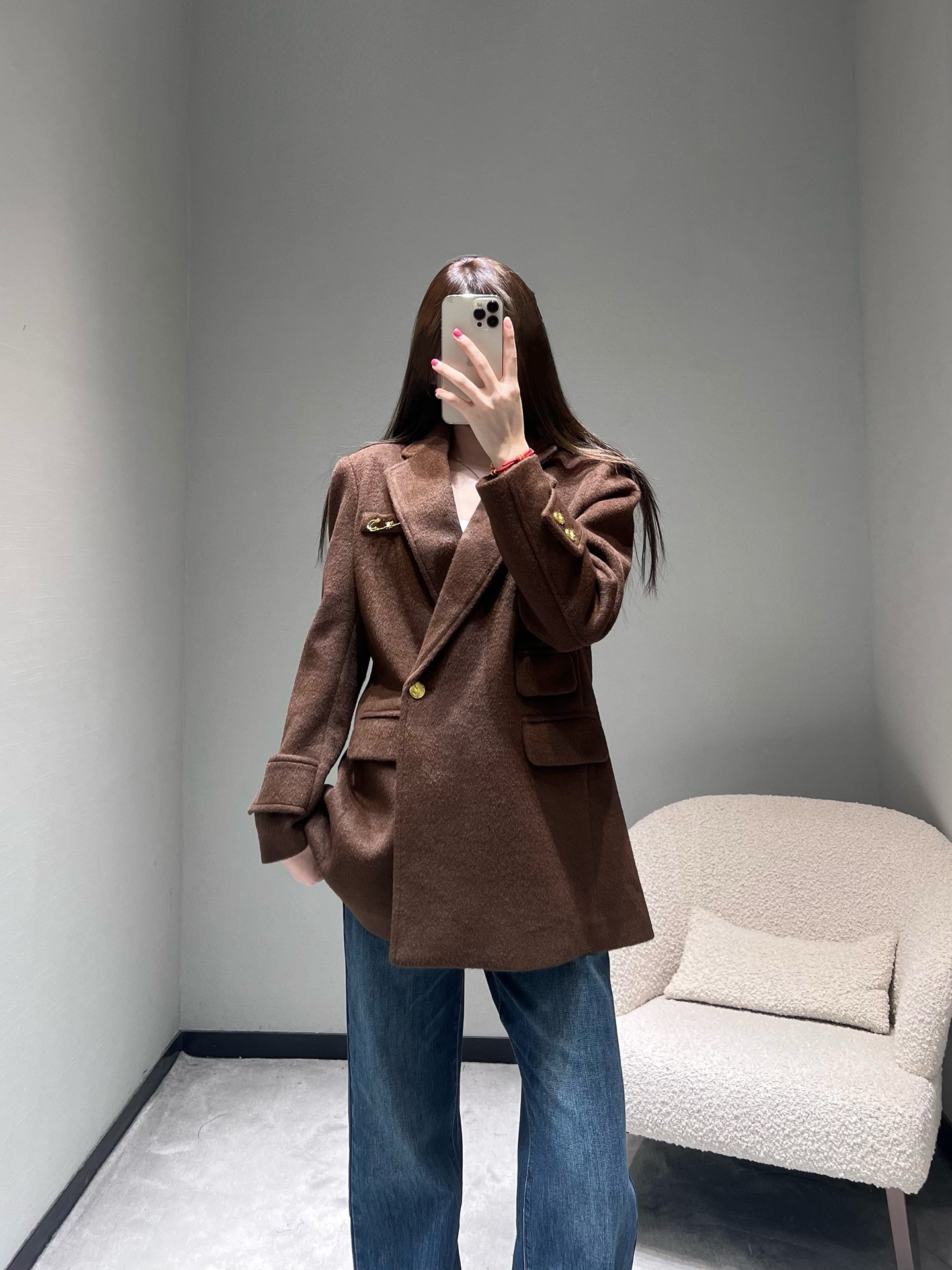 NO:622899,Celin*2025FW new autumn and winter product series // Caramel brown wool suit jacket is made of delicate wool blended fabrics, classic suit lapel + double-breasted design. The metal horsebit decoration on the chest + the golden buttons on the cuffs inject exquisite highlights into the calm brown tone, revealing nobility in a low-key manner. SML,,celine,jackets & coats,business suit,alexander wang19860909Celin*2025FW秋冬新品系列//焦糖棕羊毛西装外套细腻的羊毛混纺面料打造,经典西装翻领+双排扣设计.胸前的金属马衔扣装饰+袖口的金色纽扣,为沉稳的棕色调注入精致亮点,低调中透出贵气.SML,,celine,jackets & coats,business suit,alexander wang,Women's clothing