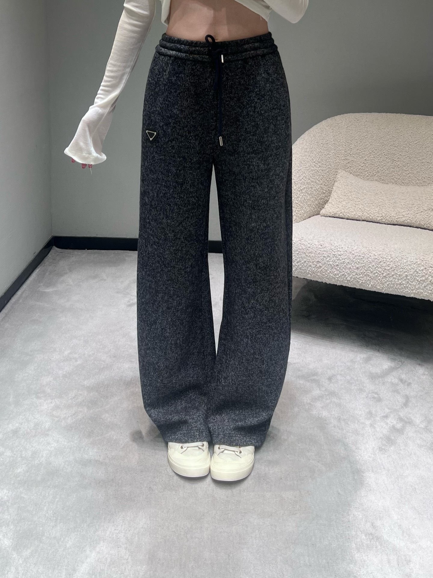 NO:622922,Pra*a 2025FW new autumn and winter series // Knitted wide-leg casual pants are made of wool knitted fabric, with a low-key texture, soft and skin-friendly and stiff and drapey. The side is embellished with the iconic triangular metal logo, which reveals exquisite details in simplicity and highlights the style in a low-key manner. Available in two colors. SML, prada, alexander wang19860909Pra*a 2025FW秋冬新品系列//针织阔腿休闲裤羊毛针织面料打造,自带低调的肌理感,兼具柔软亲肤与挺括垂坠感,侧边点缀标志性的三角金属标,简约中透出精致细节,低调彰显格调.两色可入.SML,,prada,alexander wang,Women's clothing