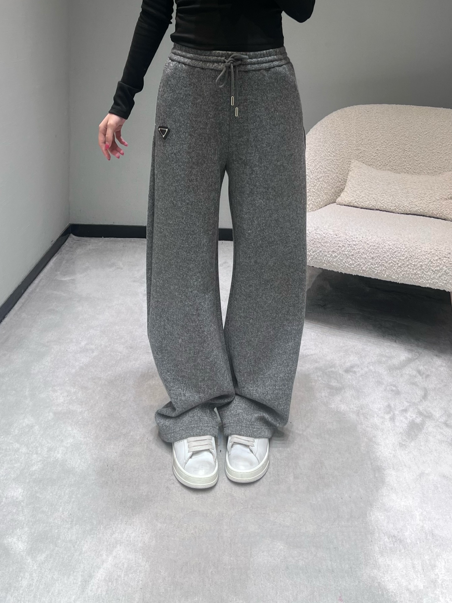 NO:622930,Pra*a 2025FW new autumn and winter series // Knitted wide-leg casual pants are made of wool knitted fabric, with a low-key texture, soft and skin-friendly and stiff and drapey. The side is embellished with the iconic triangular metal logo, which reveals exquisite details in simplicity and highlights the style in a low-key manner. Available in two colors. SML, prada, alexander wang19860909Pra*a 2025FW秋冬新品系列//针织阔腿休闲裤羊毛针织面料打造,自带低调的肌理感,兼具柔软亲肤与挺括垂坠感,侧边点缀标志性的三角金属标,简约中透出精致细节,低调彰显格调.两色可入.SML,,prada,alexander wang,Women's clothing