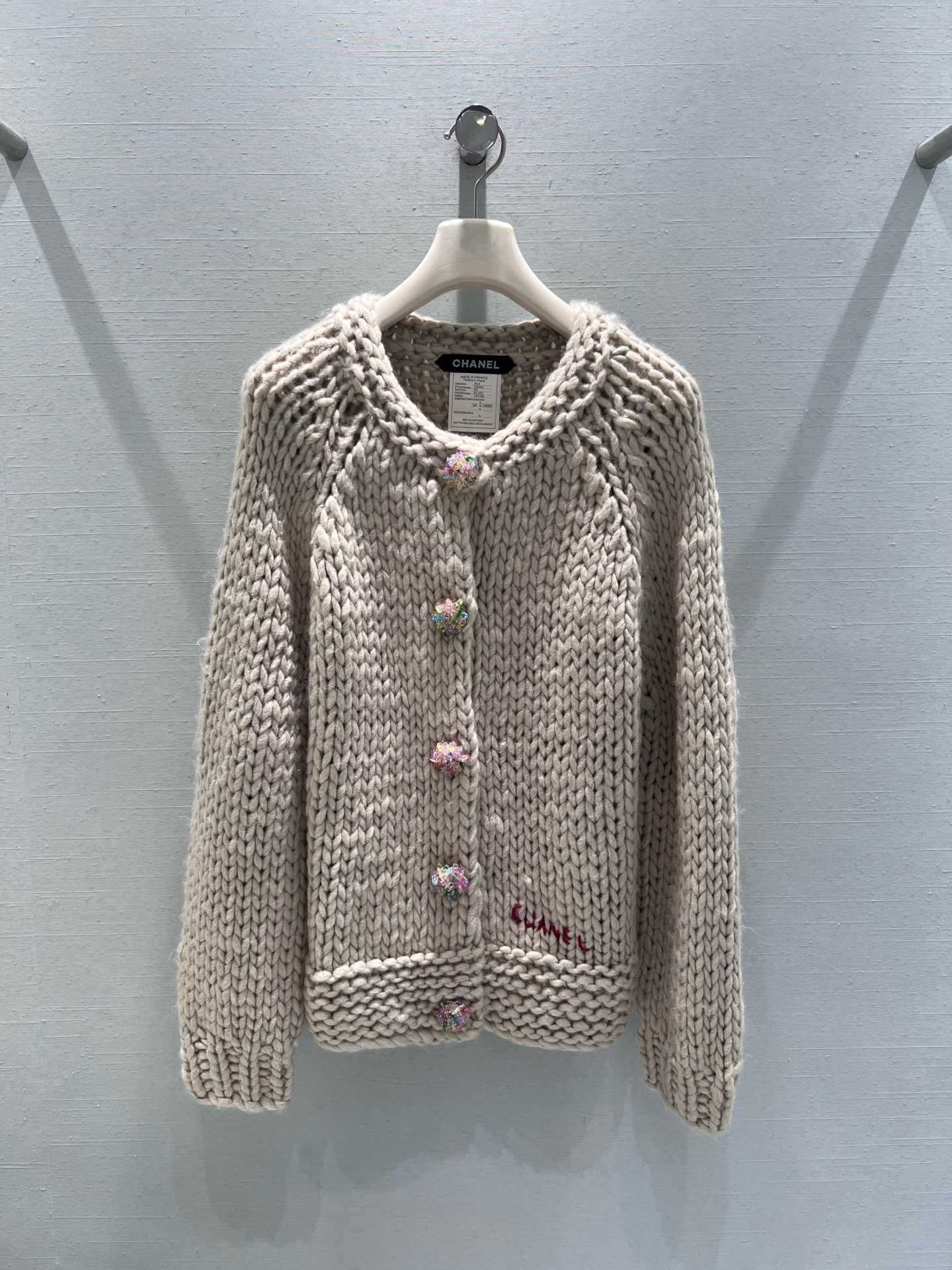 NO:624559,Support exchange Chane*1 2026 Advanced Handicraft Workshop Series // The entire thick-knitted sweater cardigan is handmade with details!  The top version has an embroidered letter logo on the hem; the three-dimensional flower-shaped buttons inlaid with crystals shine under the light, fully demonstrating Xiaoxiang’s exquisite craftsmanship. SML real shot details, chanel, sweaters, alexander wang19860909支持换款Chane*1 2026高级手工坊系列//粗针毛衣开衫整件都是手工制作的细节！顶级版本衣摆刺绣字母logo；水晶镶嵌的立体花型纽扣,在灯光下熠熠生辉,将小香精致工艺展现得淋漓尽致.SML实拍细节,,chanel,sweaters,alexander wang,Women's clothing