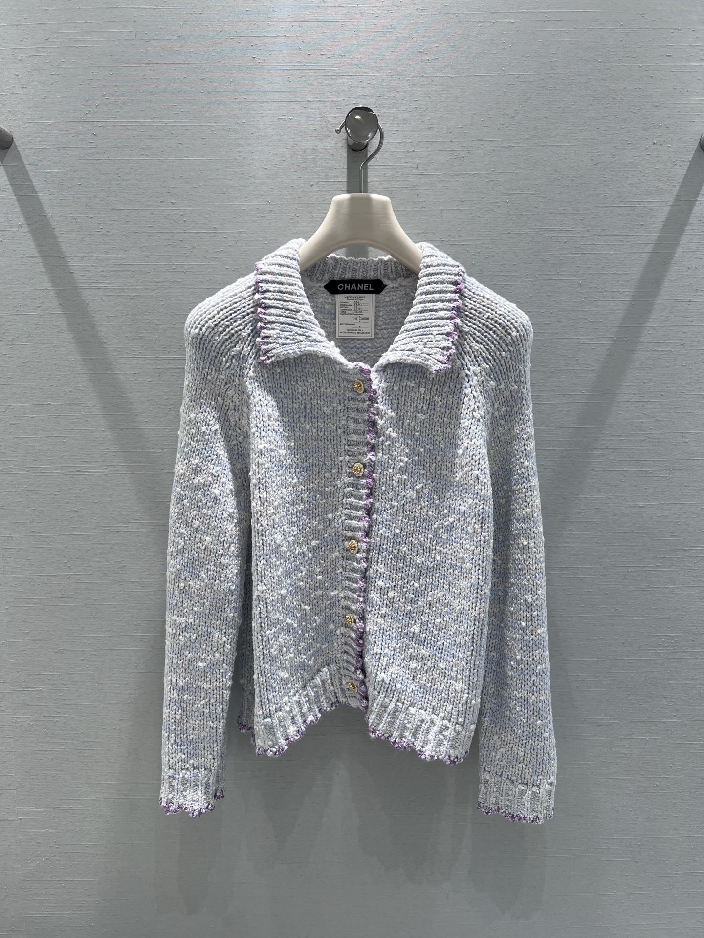 NO:624568,Support exchange Chan*L 2026 SS early spring new high-definition series // V-neck wool knitted cardigan, light blue mixed color knitted fabric, embellished with fine sparkling elements, low-key and high-end luster. V-neck design with contrasting purple edge decoration, metal texture button on the front + pocket details on both sides, an exquisite item with both elegance and relaxation ~ SML real shot details,,chanel,alexander wang19860909支持换款Chan*L 2026ＳS早春高定新品系列//V领羊毛针织开衫浅蓝混色针织面料,点缀了细碎的亮闪元素,低调中透着高级光泽感.V领设计搭配撞色的紫边毛边装饰,前襟的金属质感纽扣+两侧的口袋细节,优雅与松弛感兼具的精致单品~SML实拍细节,,chanel,alexander wang,Women's clothing