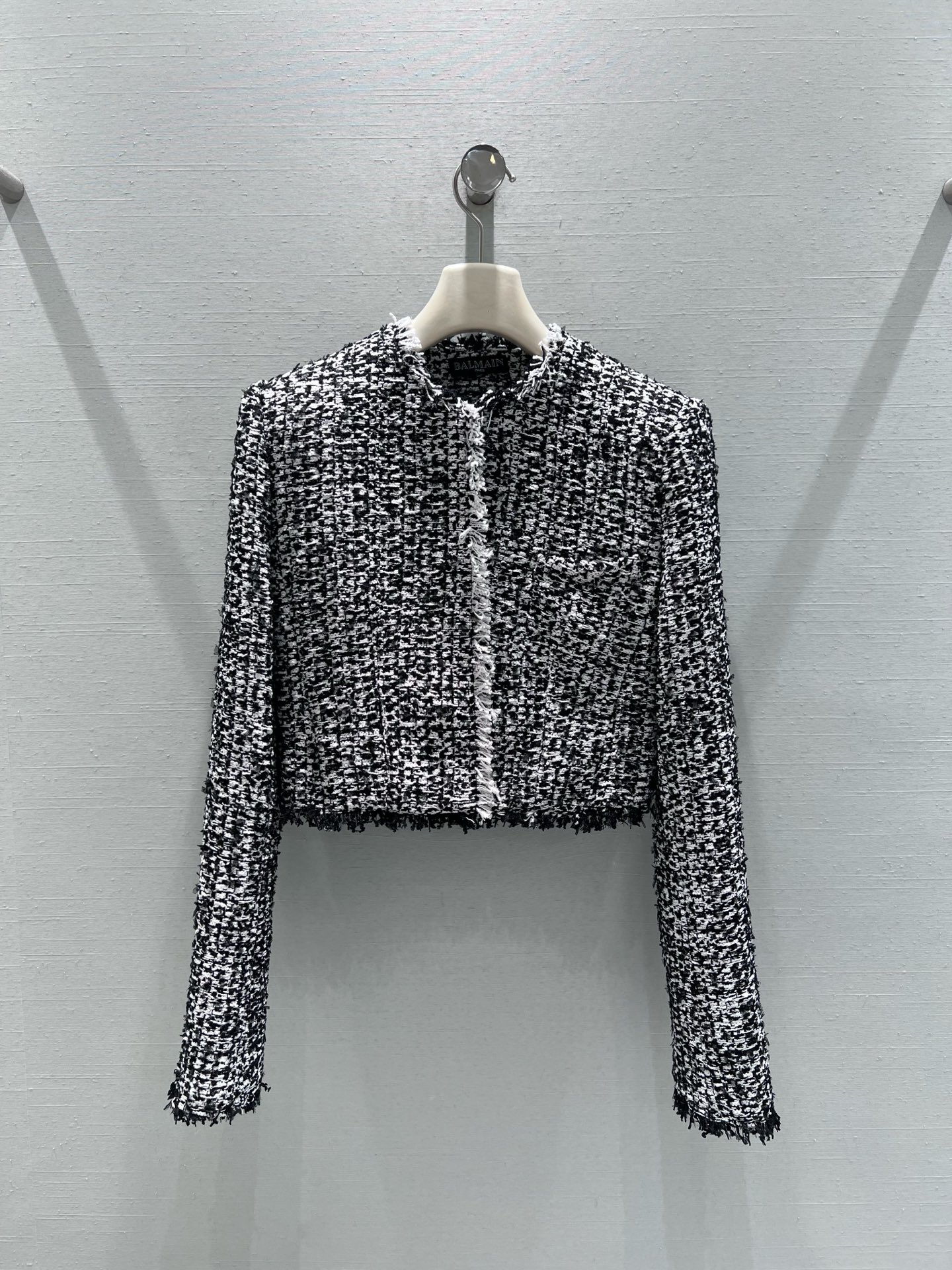 NO:624551,Jackets and skirts support the exchange of Chan*L tweed suits. The latest suit in 26 years. YB has developed the top version of black and white mixed color tweed fabrics. The raw edge design on the edges adds a casual atmosphere; the top is a short slim version. Pair it with a pleated skirt of the same fabric to solve the dressing problem!  SML real shot details,,chanel,skirts,jackets & coats,alexander wang19860909外套裙子支持换款Chan*L 粗花呢套装千金风来袭柜柜26年最新款套装YB开发顶级版本黑白混色粗花呢面料,边缘的毛边设计增添了随性氛围；上衣是短款修身版 搭配同面料的百褶半裙,解决穿搭难题！SML实拍细节,,chanel,skirts,jackets & coats,alexander wang,Women's clothing