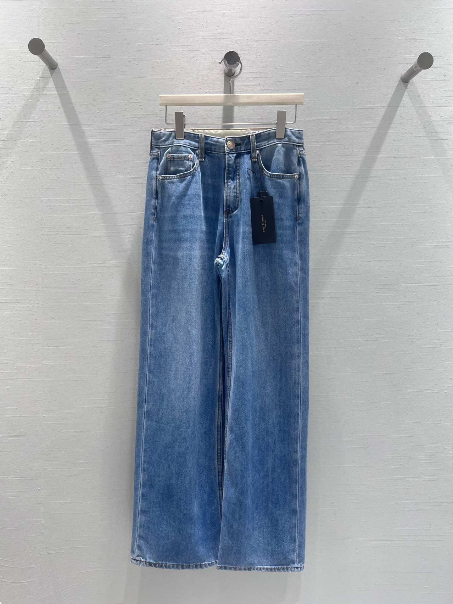 NO:623783,Support exchange of 2026SS spring and summer new product series //Light blue wide-leg jeans are made of light washed blue denim fabric, soft and yet crisp texture, neat straight cut + high-waisted wide-leg version, which can not only hide the small shortcomings of hip width and leg shape not straight, but also naturally lengthen the proportion of the lower body, making it a versatile style for spring and summer wear. 25-30 real shot details,,jeans,alexander wang19860909支持换款2026SS春夏新品系列//浅蓝阔腿牛仔裤清浅的水洗蓝牛仔面料,质感柔软又不失挺括,利落的直线剪裁+高腰阔腿版型,既能藏住胯宽、腿型不直的小缺点,又能自然拉长下半身比例、春夏穿搭里的万能百搭款.25-30实拍细节,,jeans,alexander wang,Women's clothing