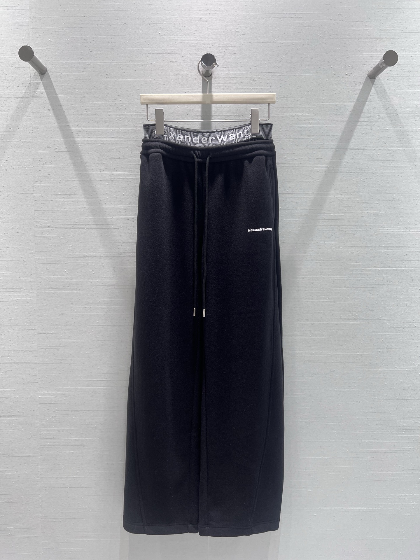 NO:623791,Supports exchange of Alexander W*FW new autumn and winter series // wide-leg casual sweatpants and sweatshirt material, soft and skin-friendly, full drape, double-layered letter web design at the waist, slightly exposed waist design, ultra-exquisite logo printing on the pockets, high-waist drawstring design. SML real shot details, hoodie, sweatshirts, alexander wang19860909支持换款Alexander W*FW秋冬新品系列//阔腿休闲卫裤卫衣材质,触感软糯亲肤,垂坠感拉满,腰头双层字母织带设计,穿搭微微露出腰部设计口袋边logo印花超精致,高腰抽绳设计.SML实拍细节,,hoodie,sweatshirts,alexander wang,Women's clothing