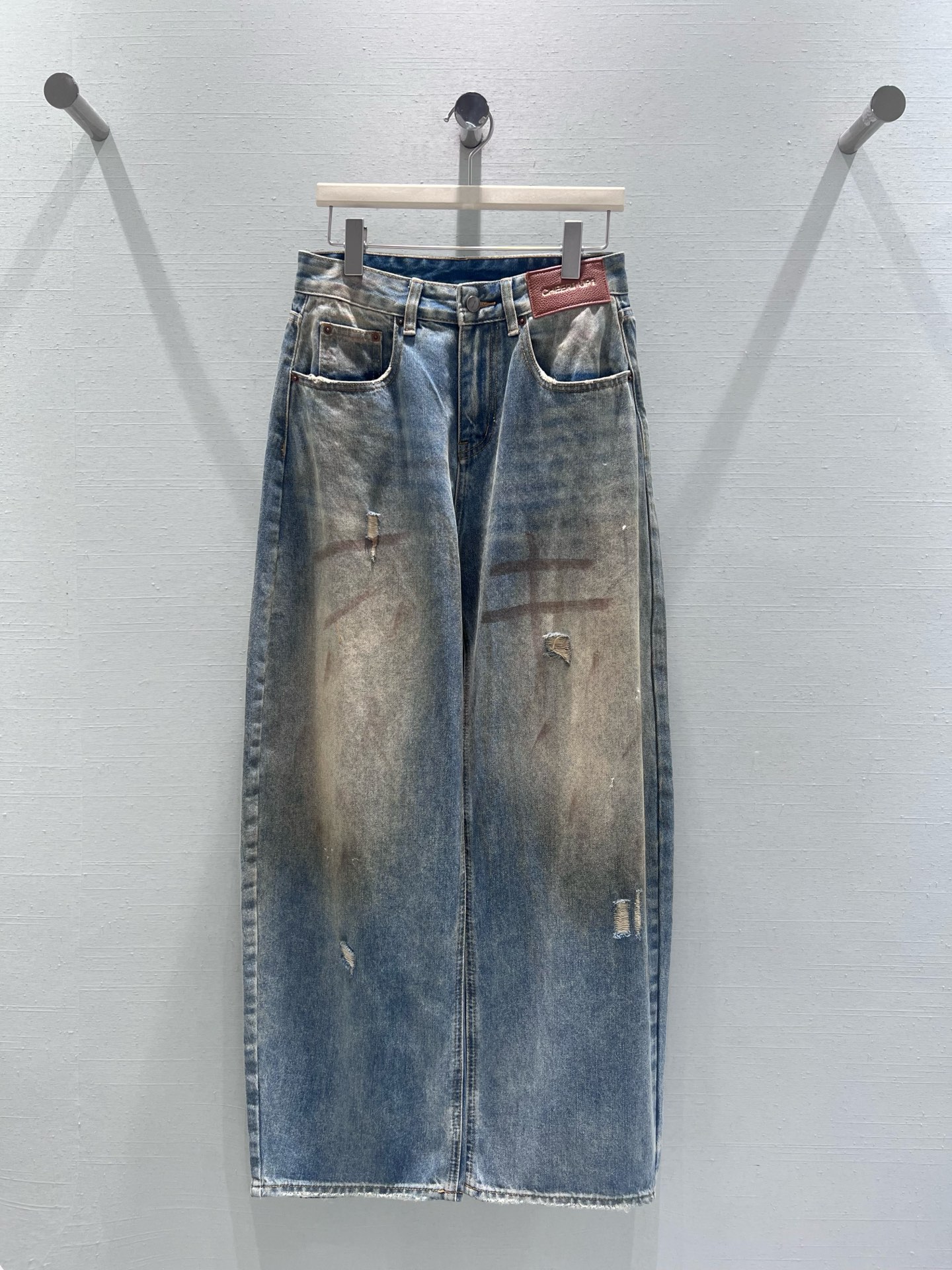 NO:624543,Support exchange of new 2025 FW autumn and winter series // Distressed denim trousers are made with old washing technology, showing a gradual blue and gray tone from the waist to the trousers, with casual holes and frayed edges, and also embellished with personalized 'cross' prints, with a street retro accent; the version is a high-waisted wide-leg design. SML real shot details, alexander wang19860909支持换款2025FW秋冬新品系列//做旧牛仔长裤做旧水洗工艺,从腰部到裤脚呈现渐变的蓝灰调,搭配随性的破洞、磨边细节,还点缀了个性的“十字”印花,自带街头复古的腔调；版型是高腰阔腿设计.SML实拍细节,,alexander wang,Women's clothing