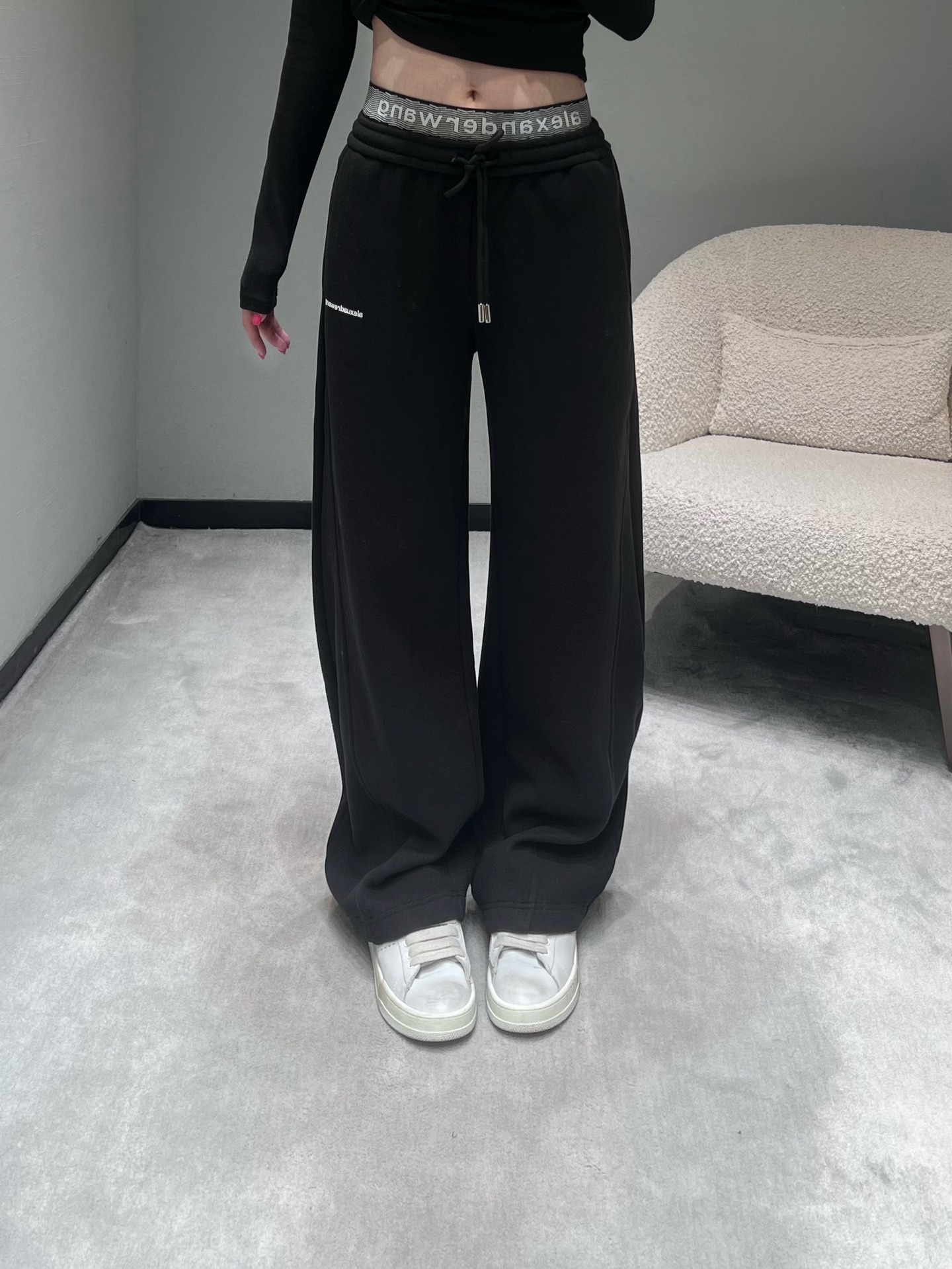 NO:623795,Alexander W*FW new autumn and winter series // Wide-leg casual sweatpants and sweatshirts are made of material, soft and skin-friendly, with a full drape, double-layer letter web design on the waist, slightly exposed waist design, ultra-exquisite logo printing on the pockets, high-waist drawstring design. SML,,hoodie,sweatshirts,alexander wang19860909Alexander W*FW秋冬新品系列//阔腿休闲卫裤卫衣材质,触感软糯亲肤,垂坠感拉满,腰头双层字母织带设计,穿搭微微露出腰部设计口袋边logo印花超精致,高腰抽绳设计.SML,,hoodie,sweatshirts,alexander wang,Women's clothing