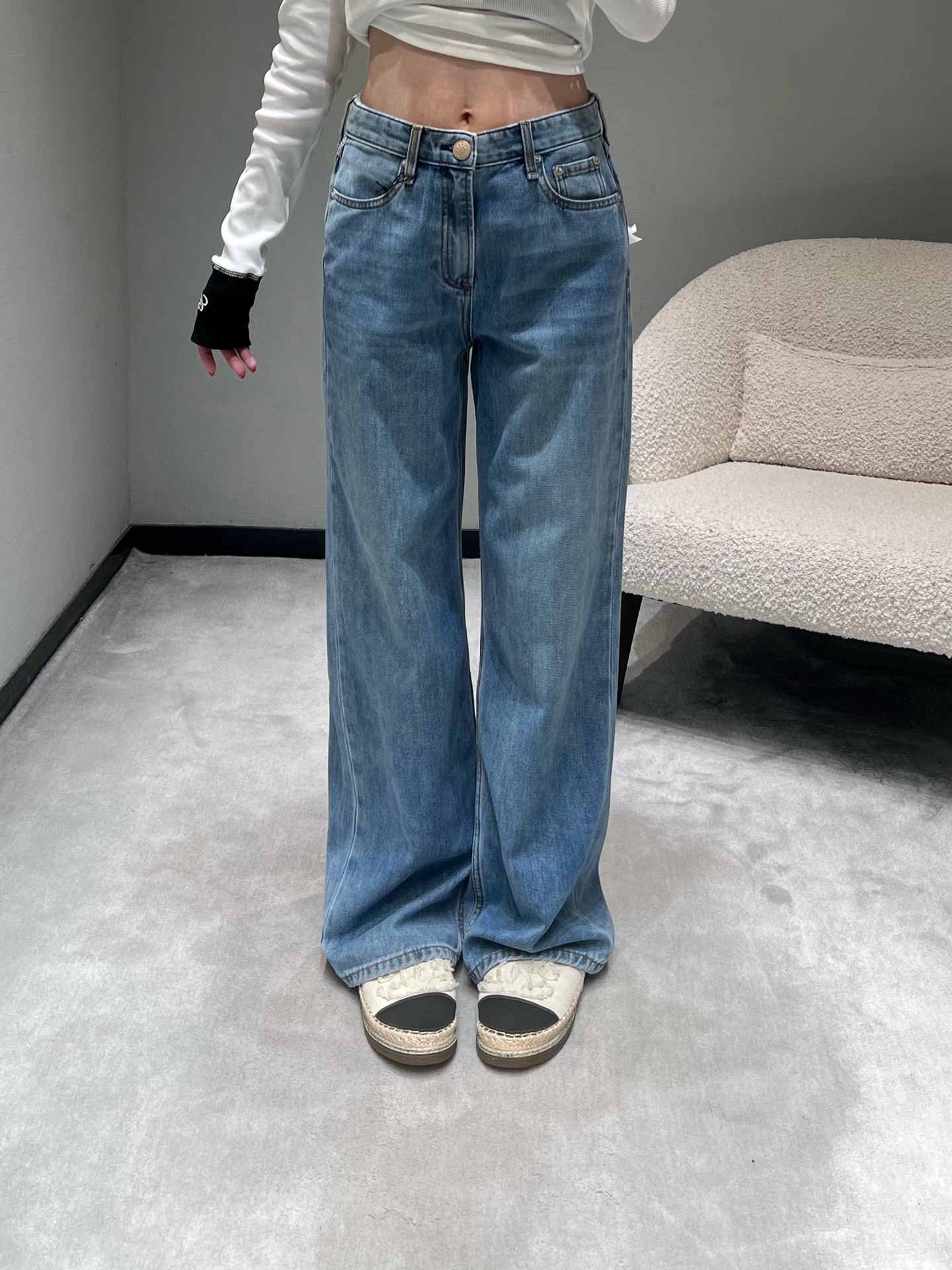 NO:623787,2026SS Spring and Summer New Product Series // Light blue wide-leg jeans are made of light washed blue denim fabric, with a soft yet crisp texture. The neat straight cut + high-waisted wide-leg version can not only hide the small shortcomings of wide hips and uneven leg shape, but also naturally lengthen the proportions of the lower body. It is a versatile style in spring and summer wear. 25-30,,jeans,alexander wang198609092026SS春夏新品系列//浅蓝阔腿牛仔裤清浅的水洗蓝牛仔面料,质感柔软又不失挺括,利落的直线剪裁+高腰阔腿版型,既能藏住胯宽、腿型不直的小缺点,又能自然拉长下半身比例、春夏穿搭里的万能百搭款.25-30,,jeans,alexander wang,Women's clothing