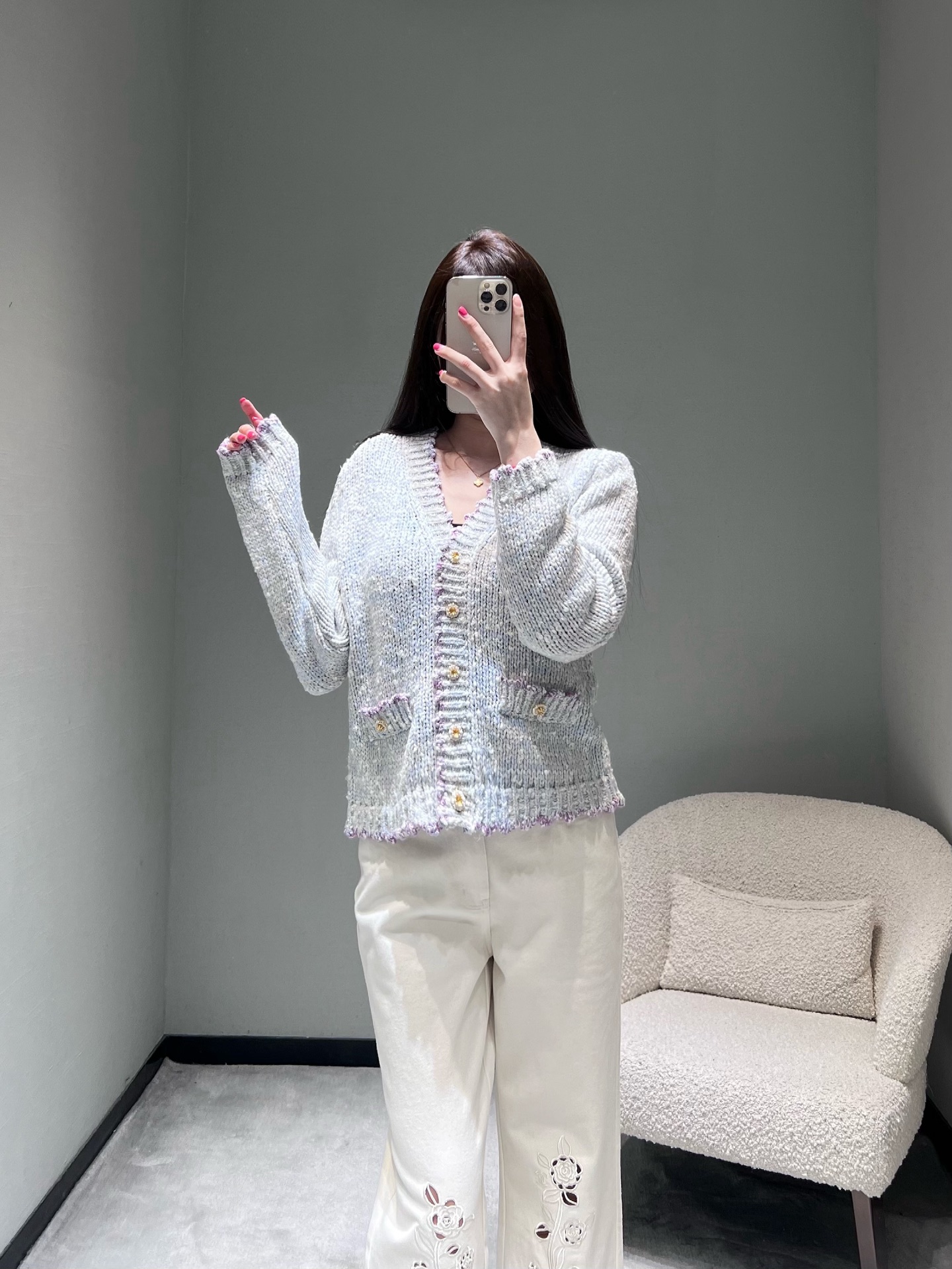 NO:624586,Chan*L 2026 SS Early Spring Haute Couture New Product Series // Doll collar wool knitted cardigan made of light blue mixed color knitted fabric, embellished with fine sparkling elements, low-key and high-end luster. V-neck design with contrasting purple raw edge decoration, metal texture buttons on the front + pocket details on both sides, an exquisite item with both elegance and relaxation ~SML,,chanel,alexander wang19860909Chan*L 2026ＳS早春高定新品系列//娃娃领羊毛针织开衫浅蓝混色针织面料,点缀了细碎的亮闪元素,低调中透着高级光泽感.V领设计搭配撞色的紫边毛边装饰,前襟的金属质感纽扣+两侧的口袋细节,优雅与松弛感兼具的精致单品~SML,,chanel,alexander wang,Women's clothing