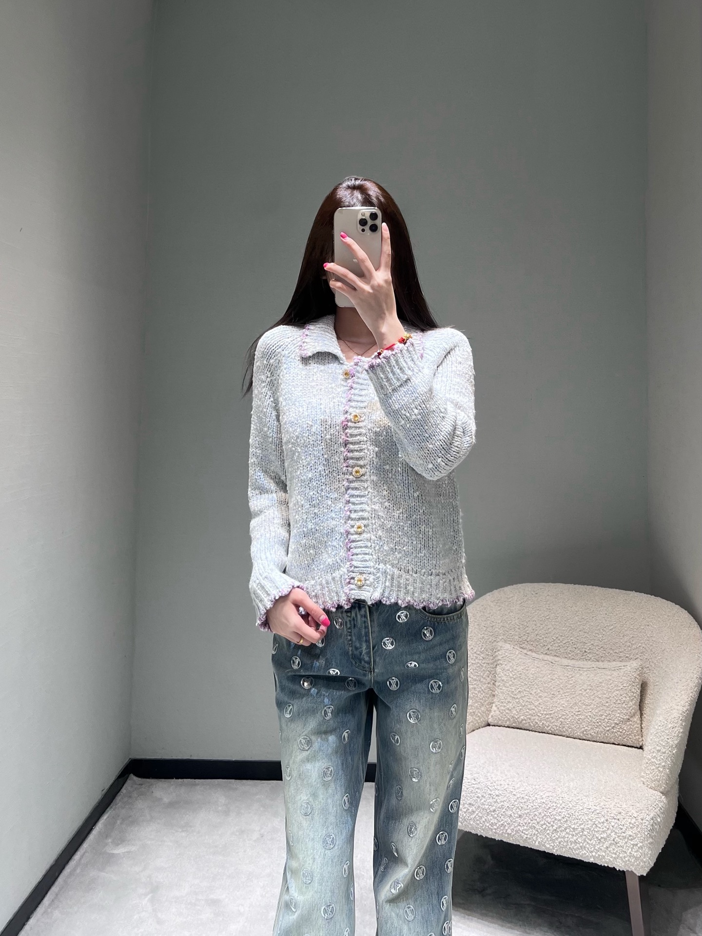 NO:624574,Chan*L 2026 SS Early Spring Haute Couture New Product Series // V-neck wool knitted cardigan is made of light blue mixed color knitted fabric, embellished with fine sparkling elements, and has a high-end luster in a low-key manner. The V-neck design is matched with contrasting purple raw edge decoration, metal texture buttons on the front + pocket details on both sides, an exquisite item with both elegance and relaxation ~ SML,,chanel,alexander wang19860909Chan*L 2026ＳS早春高定新品系列//V领羊毛针织开衫浅蓝混色针织面料,点缀了细碎的亮闪元素,低调中透着高级光泽感.V领设计搭配撞色的紫边毛边装饰,前襟的金属质感纽扣+两侧的口袋细节,优雅与松弛感兼具的精致单品~SML,,chanel,alexander wang,Women's clothing