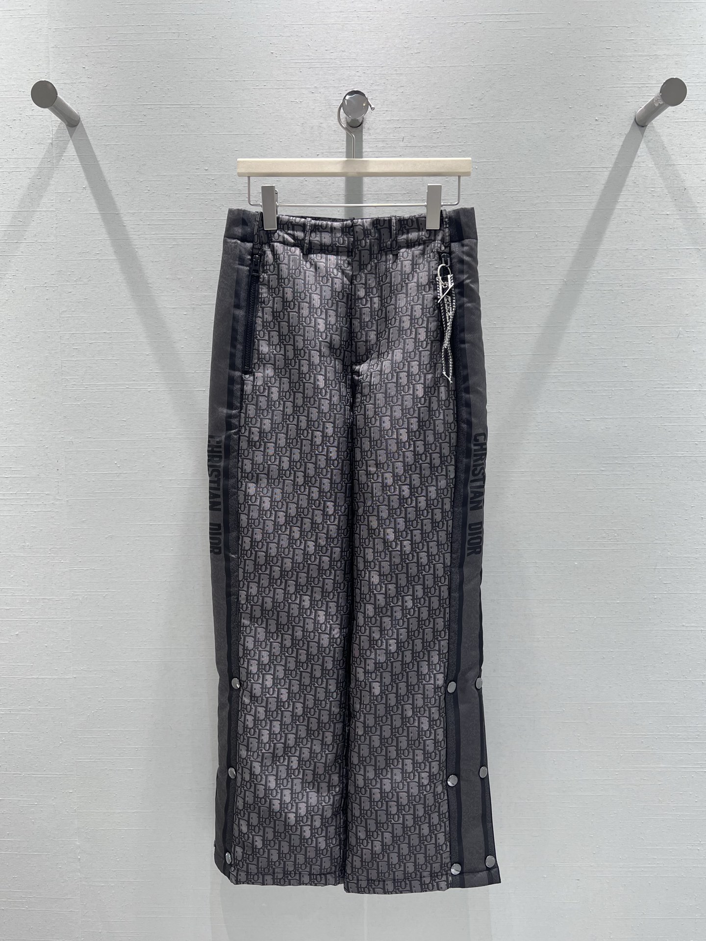 NO:624569,Support exchange DIO*2025FW new autumn and winter series //Dior full-print presbyopic wide-leg pants YB top version covered with classic 'CD' presbyopic pattern, side spliced ​​with brand letter ribbon + metal zipper decoration, trousers with snap button slit design, which can not only modify the leg shape, but also adjust the style according to the match. Two colors are available. SML real shot details, dior, alexander wang19860909支持换款DIO*2025FW秋冬新品系列//Dior满印老花阔腿裤YB顶级版本通体覆盖经典“CD”老花图案,侧边拼接品牌字母织带+金属拉链装饰,裤脚做了按扣开叉设计,既能修饰腿型,又能随搭配调整风格.两色可入.SML实拍细节,,dior,alexander wang,Women's clothing