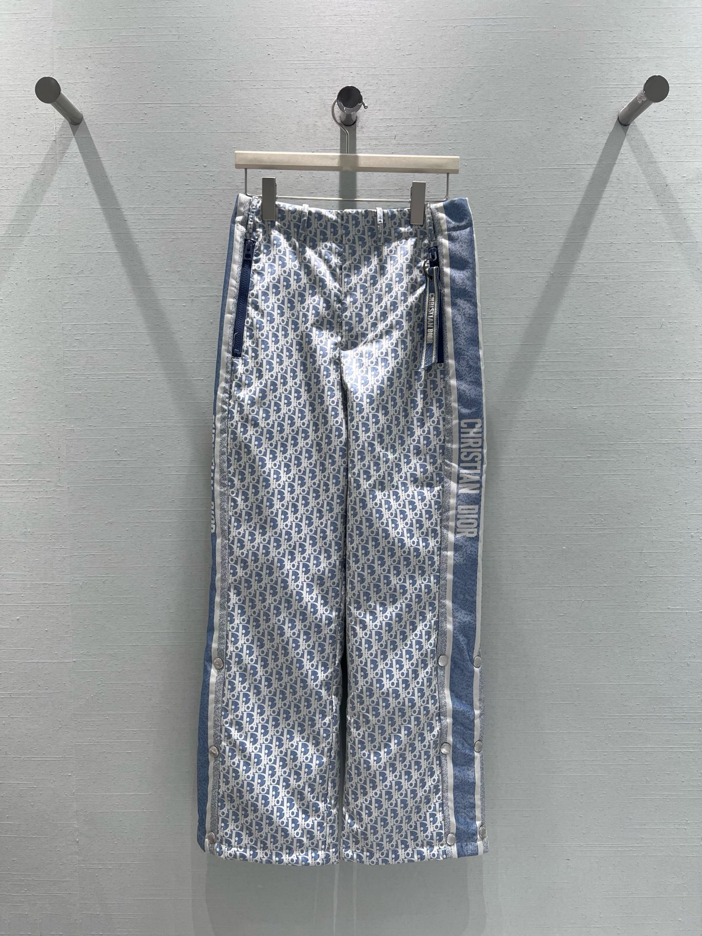 NO:624616,Support exchange DIO*2025FW new autumn and winter series //Dior full-print presbyopic wide-leg pants YB top version covered with classic 'CD' presbyopic pattern, side spliced ​​with brand letter ribbon + metal zipper decoration, trousers with snap button slit design, which can not only modify the leg shape, but also adjust the style according to the match. Two colors are available. SML real shot details, dior, alexander wang19860909支持换款DIO*2025FW秋冬新品系列//Dior满印老花阔腿裤YB顶级版本通体覆盖经典“CD”老花图案,侧边拼接品牌字母织带+金属拉链装饰,裤脚做了按扣开叉设计,既能修饰腿型,又能随搭配调整风格.两色可入.SML实拍细节,,dior,alexander wang,Women's clothing