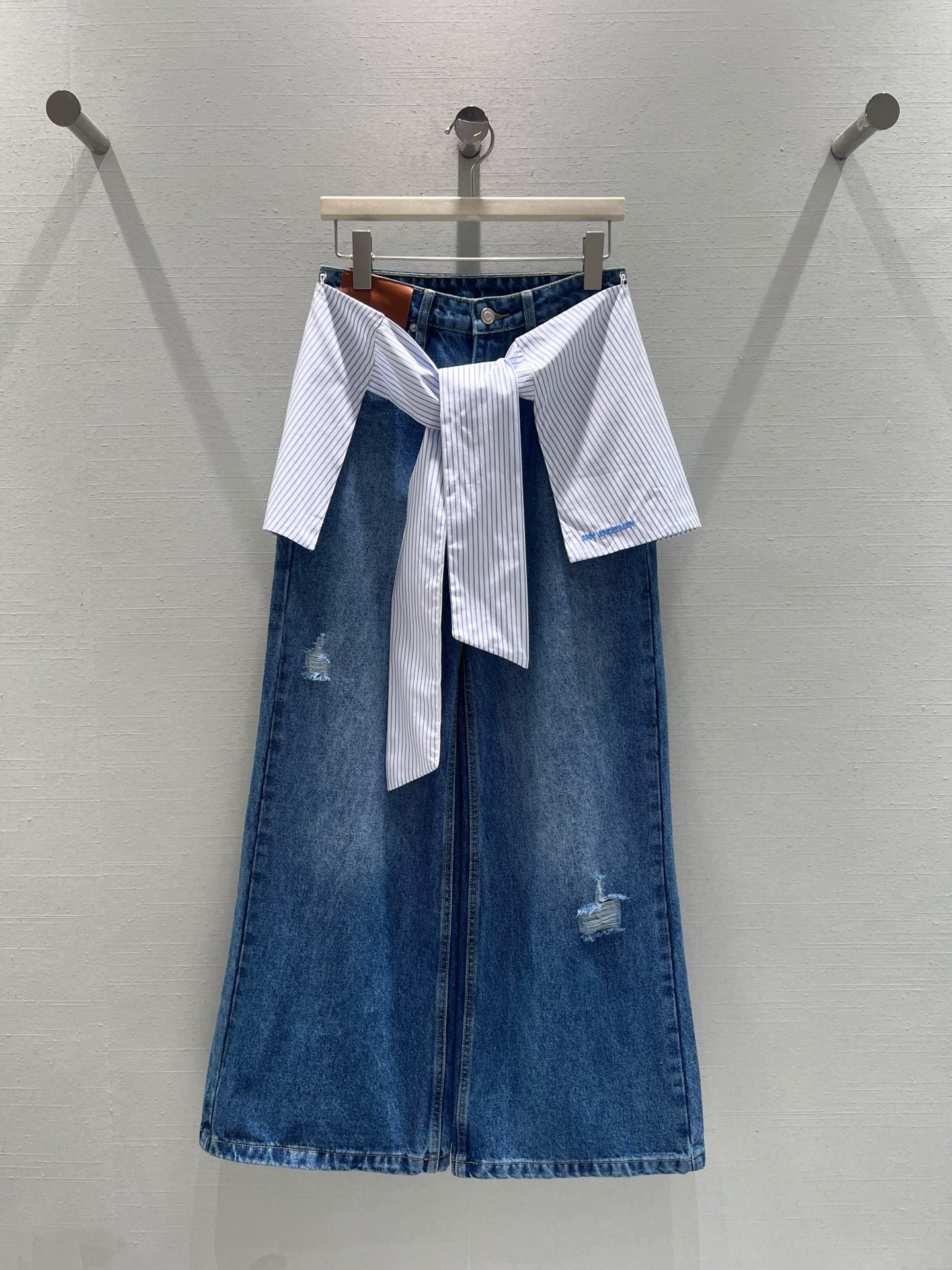 NO:624604,Support exchange ANN ANDELM**25FW new series // Denim trousers with spliced ​​design. The waist is spliced ​​with blue and white striped shirt-style streamers. When tied into a bow, it brings a relaxed and casual feel, and can also modify the waist-hip ratio; the trousers are made with distressed holes + raw edges to increase the street feel of retro denim. SML real shot details, shirts, alexander wang19860909支持换款 ANN ANDELM**25FW新款系列//拼接设计牛仔长裤 腰部拼接了蓝白条纹衬衫式飘带,系成蝴蝶结后自带松弛的随性感,还能修饰腰臀比例；裤身做了做旧破洞+毛边处理,增加复古牛仔的街头感.SML实拍细节,,shirts,alexander wang,Women's clothing