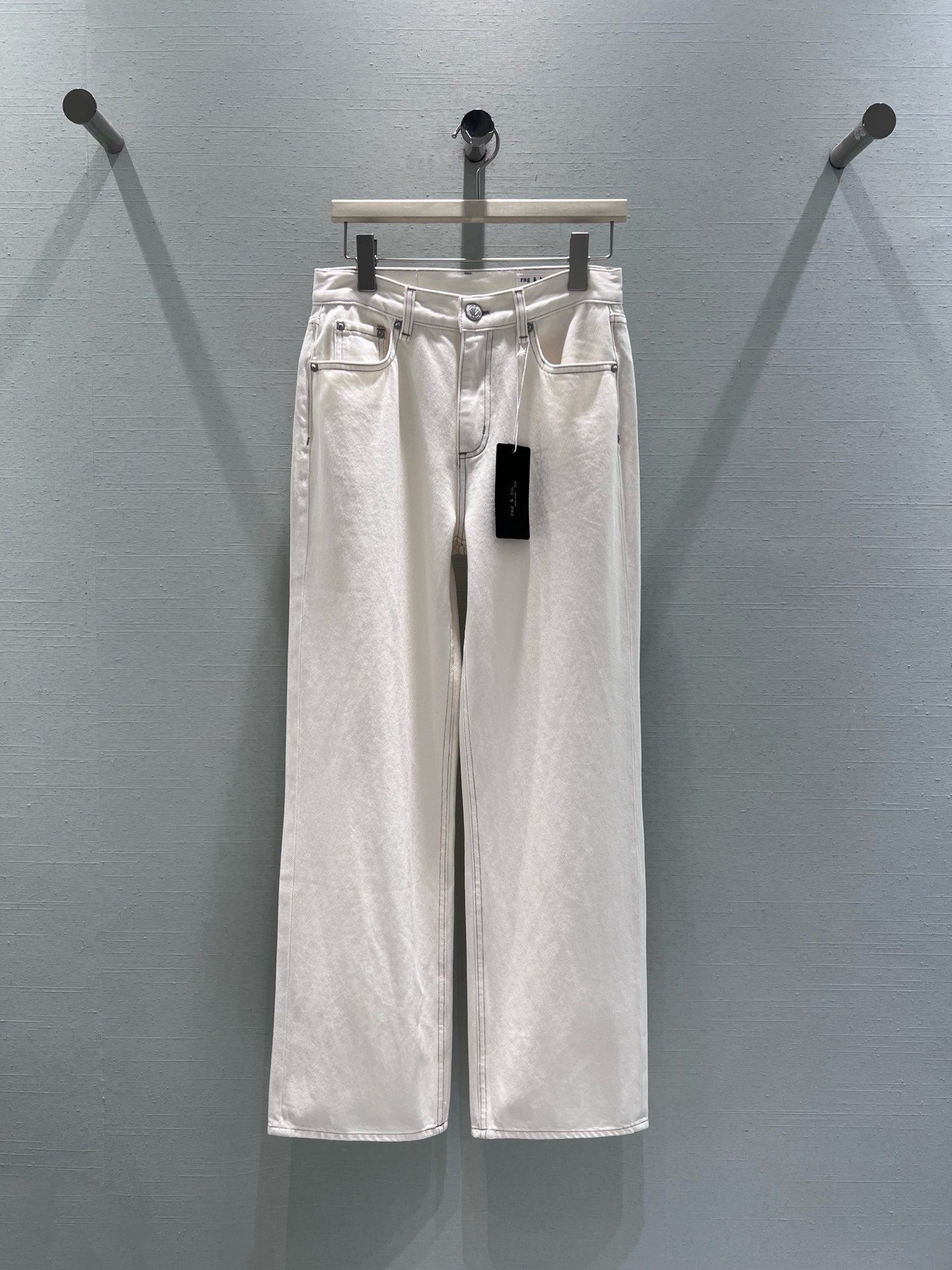 NO:624581,Support for exchange 25FW new autumn and winter series // High-waisted wide-leg jeans, soft denim fabric, not stiff on the upper body. Classic high-waisted version + loose wide-leg pants, elongating the waistline to show longer legs. The pants are in a clean milky white tone, without unnecessary decoration, with a 'minimalist sense of relaxation', and daily matching does not choose style. SML real shot details, jeans, alexander wang19860909支持换款 25FW秋冬新款系列//高腰阔腿牛仔裤软牛仔面料,上身不发硬.经典高腰版型+宽松阔腿裤型,拉长腰线显腿长.裤身是干净的奶白色调,没有多余装饰,自带“极简松弛感”,日常搭配不挑风格. SML实拍细节,,jeans,alexander wang,Women's clothing