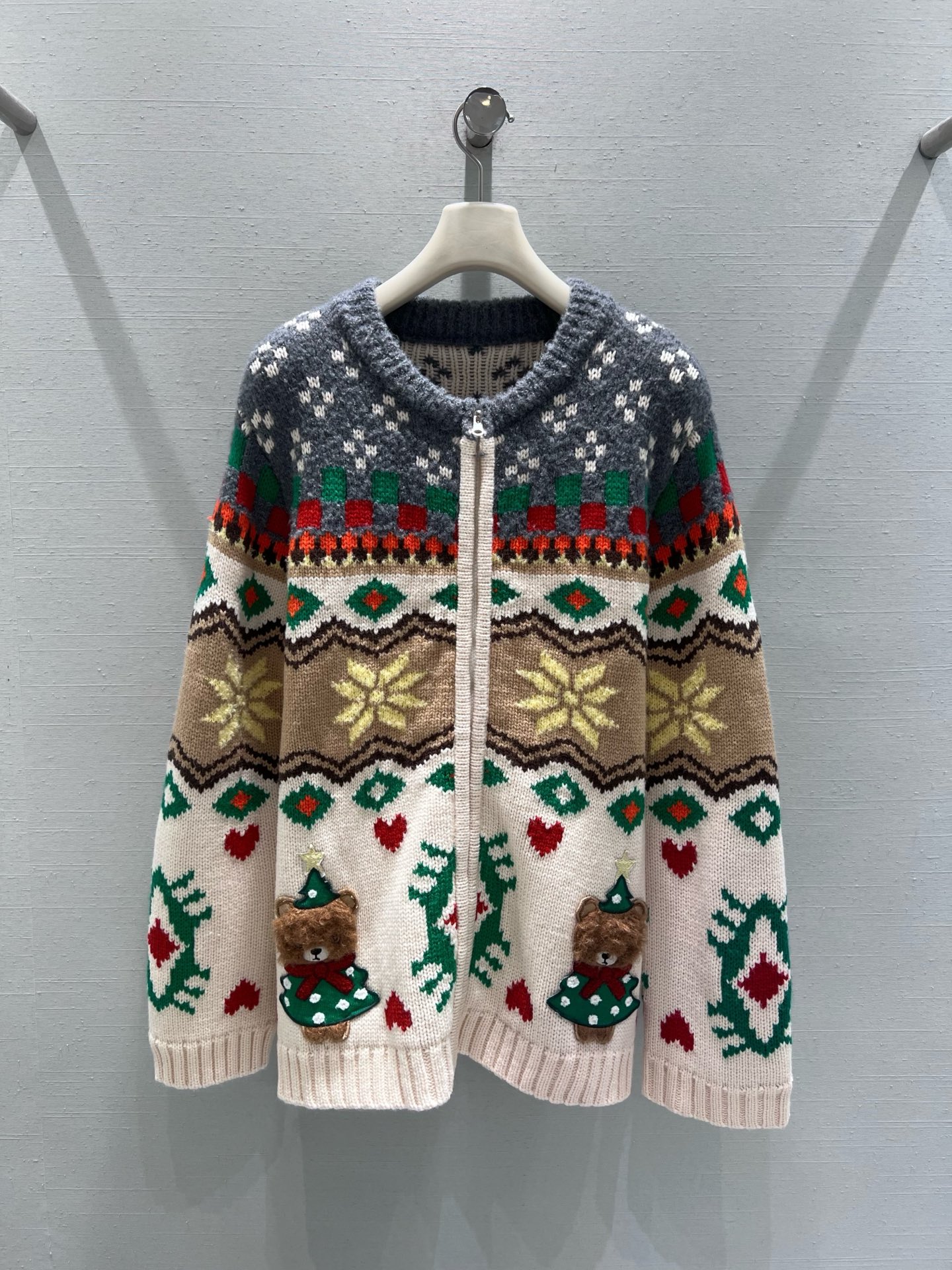 NO:624592,Support exchange 25FW new series // Christmas themed three-dimensional bear knitted cardigan, Nordic Fair Isle pattern + Christmas elements splicing design. The body has retro jacquard textures such as snowflakes, hearts, geometric rhombuses, etc. The hem is also decorated with three-dimensional bear dolls, full of details; a must-have film uniform for Christmas. SML real shot details, alexander wang19860909支持换款 25FW新款系列//圣诞主题立体小熊针织开衫北欧费尔岛花纹+圣诞元素的拼接设计衣身有雪花、爱心、几何菱形等复古提花纹理,下摆还做了立体小熊玩偶装饰,细节满满；圣诞节必备出片战衣.SML实拍细节,,alexander wang,Women's clothing