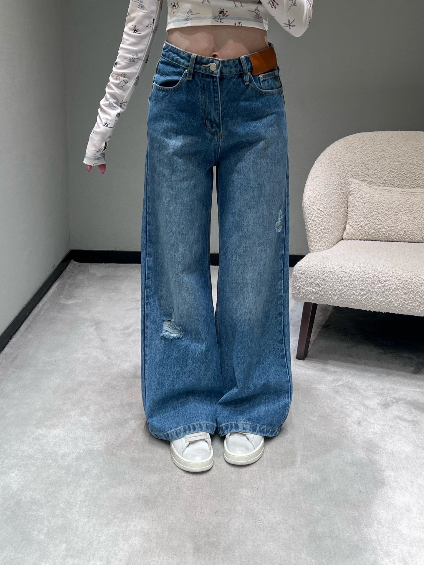 NO:624610,ANN ANDELM**25FW new series // Spliced ​​design denim trousers. The waist is spliced ​​with blue and white striped shirt-style streamers. When tied into a bow, it gives a relaxed and casual feel, and can also modify the waist-hip ratio; the trousers are made with distressed holes + raw edges to increase the street feel of retro denim. SML,, shirts, alexander wang19860909ANN ANDELM**25FW新款系列//拼接设计牛仔长裤 腰部拼接了蓝白条纹衬衫式飘带,系成蝴蝶结后自带松弛的随性感,还能修饰腰臀比例；裤身做了做旧破洞+毛边处理,增加复古牛仔的街头感.SML,,shirts,alexander wang,Women's clothing