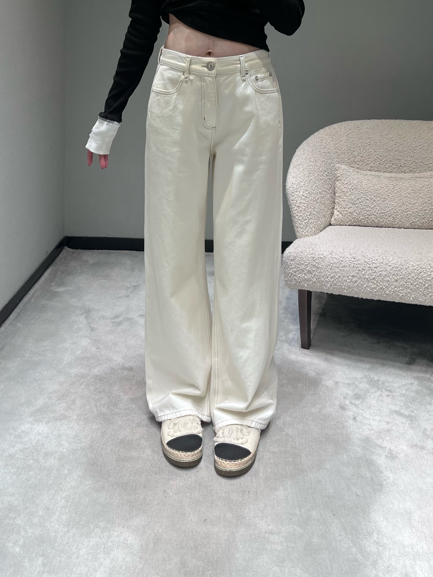 NO:624587,25FW new autumn and winter series // High-waisted wide-leg jeans are made of soft denim fabric, and the upper body is not stiff. Classic high-waisted version + loose wide-leg pants, elongating the waistline and showing longer legs. The pants are in a clean milky white color with no unnecessary decoration, and have a 'minimalist sense of relaxation', so you don't have to choose style for daily matching. SML,,jeans,alexander wang1986090925FW秋冬新款系列//高腰阔腿牛仔裤软牛仔面料,上身不发硬.经典高腰版型+宽松阔腿裤型,拉长腰线显腿长.裤身是干净的奶白色调,没有多余装饰,自带“极简松弛感”,日常搭配不挑风格. SML,,jeans,alexander wang,Women's clothing