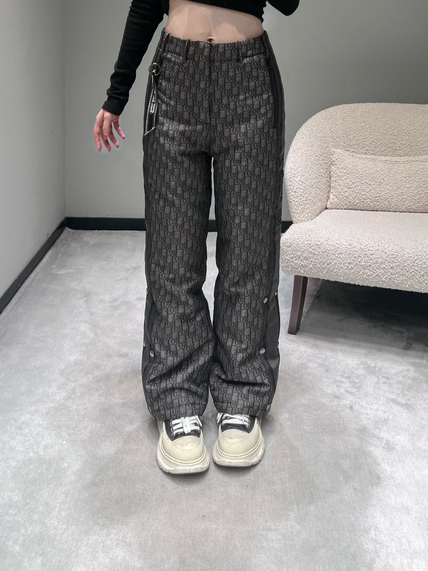 NO:624575,DIO*2025FW new autumn and winter series // Dior full-print presbyopic wide-leg pants YB top version is covered with the classic 'CD' presbyopic pattern. The sides are spliced ​​with brand letter webbing + metal zipper decoration. The trousers are designed with snap button slits, which can not only modify the leg shape, but also adjust the style according to the match. Available in two colors. SML,, dior, alexander wang19860909DIO*2025FW秋冬新品系列//Dior满印老花阔腿裤YB顶级版本通体覆盖经典“CD”老花图案,侧边拼接品牌字母织带+金属拉链装饰,裤脚做了按扣开叉设计,既能修饰腿型,又能随搭配调整风格.两色可入.SML,,dior,alexander wang,Women's clothing