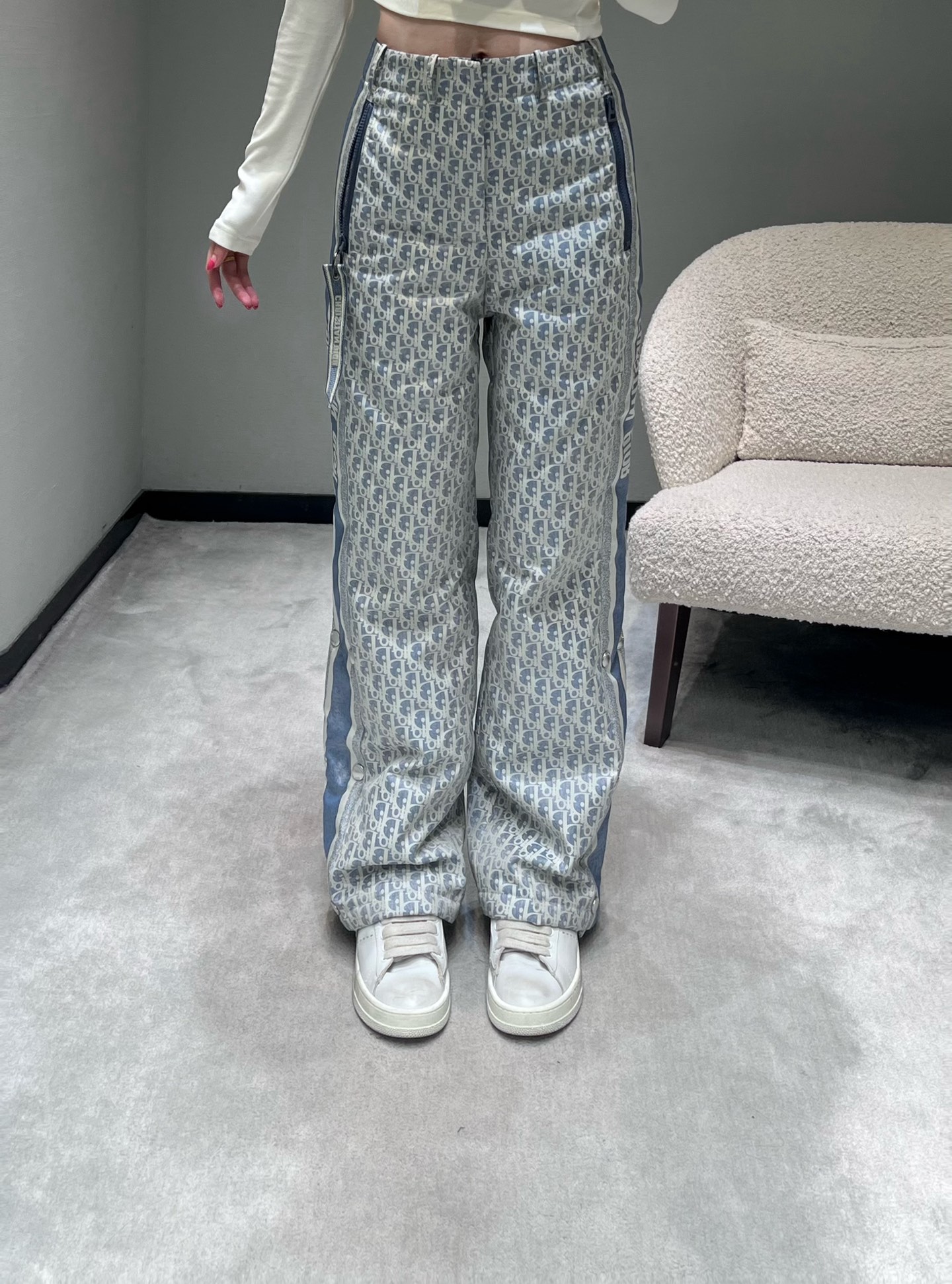 NO:624563,DIO*2025FW new autumn and winter series // Dior full-print presbyopic wide-leg pants YB top version is covered with the classic 'CD' presbyopic pattern. The sides are spliced ​​with brand letter webbing + metal zipper decoration. The trousers are designed with snap button slits, which can not only modify the leg shape, but also adjust the style according to the match. Available in two colors. SML,, dior, alexander wang19860909DIO*2025FW秋冬新品系列//Dior满印老花阔腿裤YB顶级版本通体覆盖经典“CD”老花图案,侧边拼接品牌字母织带+金属拉链装饰,裤脚做了按扣开叉设计,既能修饰腿型,又能随搭配调整风格.两色可入.SML,,dior,alexander wang,Women's clothing