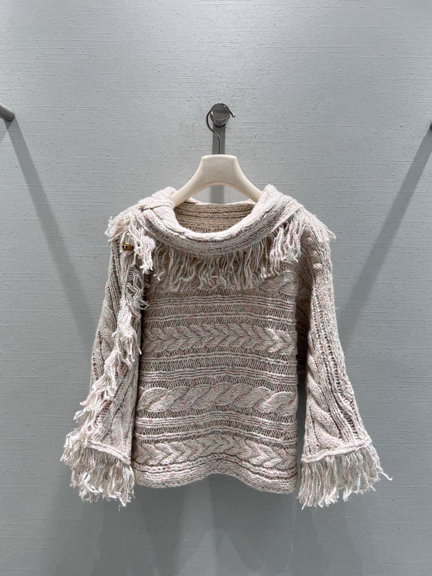 NO:625351,Support exchange of 25 autumn and winter limited high-end new product series // Coarse knitted fringed sweater, light khaki variegated color, comes with a gentle filter, twist texture + edge tassels add a retro atmosphere, loose version can hide the flesh without weighing down the body; full of sweet and cool feeling. SML real shot details,,sweaters,alexander wang19860909支持换款25秋冬限定高级新品系列//粗针织流苏毛衣浅卡其杂色自带温柔滤镜,麻花肌理+边缘流苏增加了复古氛围感,宽松版型既能藏肉又不压个子；甜酷感拉满.SML实拍细节,,sweaters,alexander wang,Women's clothing