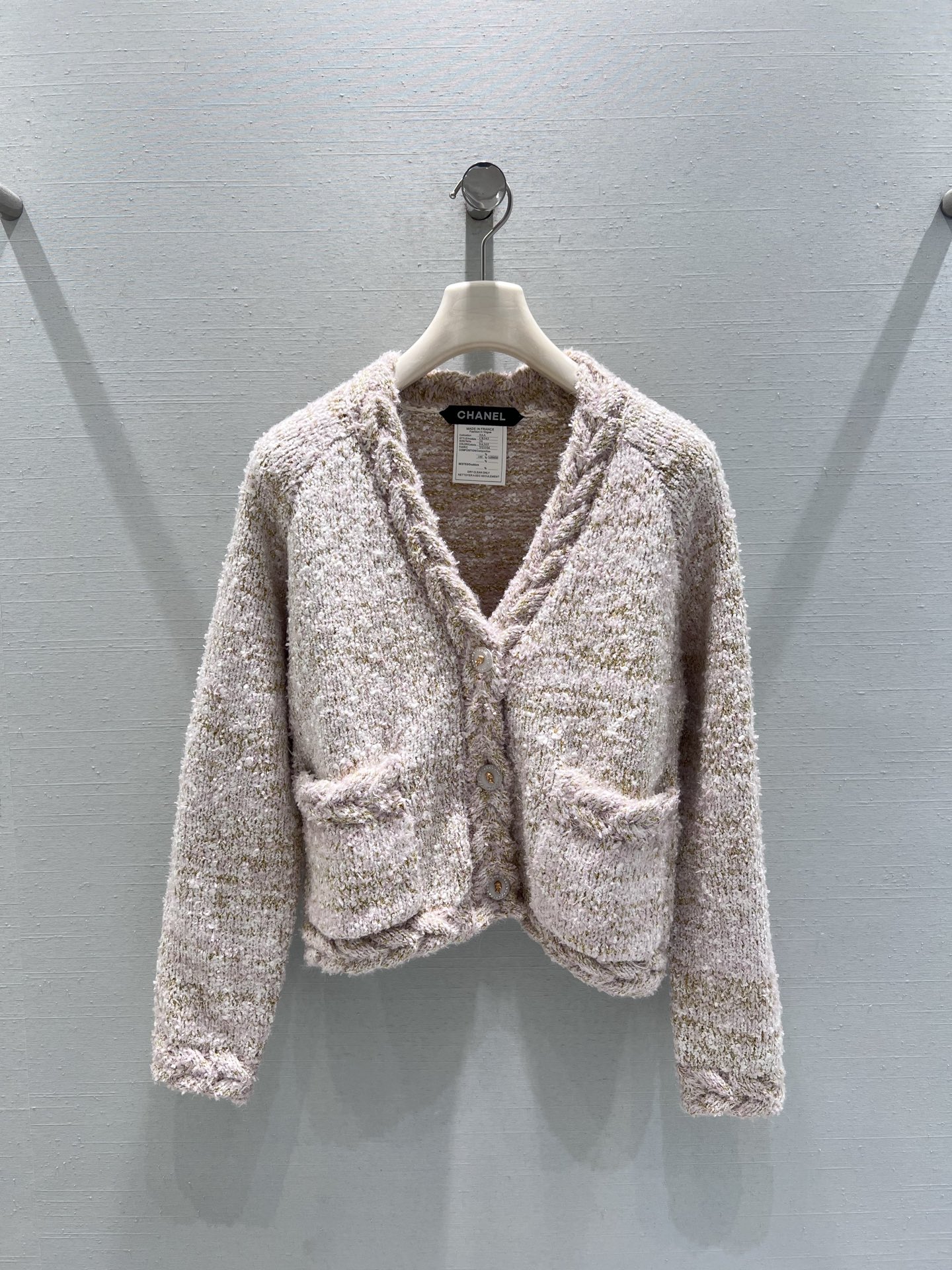 NO:625345,Support exchange Chane* 25 autumn and winter limited high-end new product series // Tweed short knitted cardigan is made of mixed color tweed fabric, light gold yarn, with its own hazy 'matte luster', fluffy and soft touch, V-neck + metal buttons, three-dimensional patch pockets on both sides of the front placket, and the edges are edged with thick lines of the same fabric, which is a highly recognizable detail design of Xiaoxiangfeng. SML real shot details, chanel, alexander wang19860909支持换款Chane* 25秋冬限定高级新品系列//粗花呢短款针织开衫采用混色粗花呢面料,淡金纱线,自带朦胧的“雾面光泽”,触感蓬松软糯,V领+金属纽扣,前襟两侧做了立体贴袋,边缘用同面料的粗线勾边,是小香风辨识度很高的细节设计.SML实拍细节,,chanel,alexander wang,Women's clothing