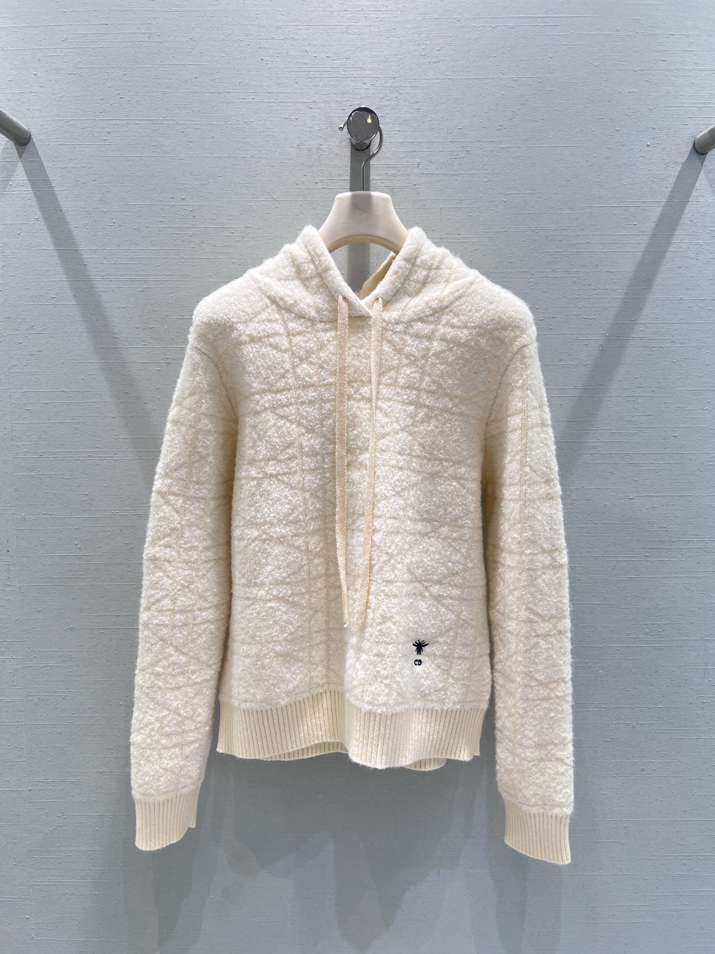 NO:625339,Support for exchange DIO*25 autumn and winter milk white CD hooded sweater with exquisite rhombus dark pattern texture, which adds a level of detail on the basis of simplicity; the whole is made of soft plush knitted fabric, with a fluffy and warm texture. The left hem is embellished with a small bee embroidery logo, which reveals a sense of sophistication in a low-key manner. SML real shot details, dior, hats, alexander wang19860909支持换款DIO*25秋冬奶白色CD连帽针织衫精致的菱格暗纹肌理,在简约基础上增加了细节层次；整体采用柔软的毛绒针织面料,自带蓬松暖糯的质感,左侧下摆点缀了小巧蜜蜂刺绣标识,低调中透着精致感.SML实拍细节,,dior,hats,alexander wang,Women's clothing