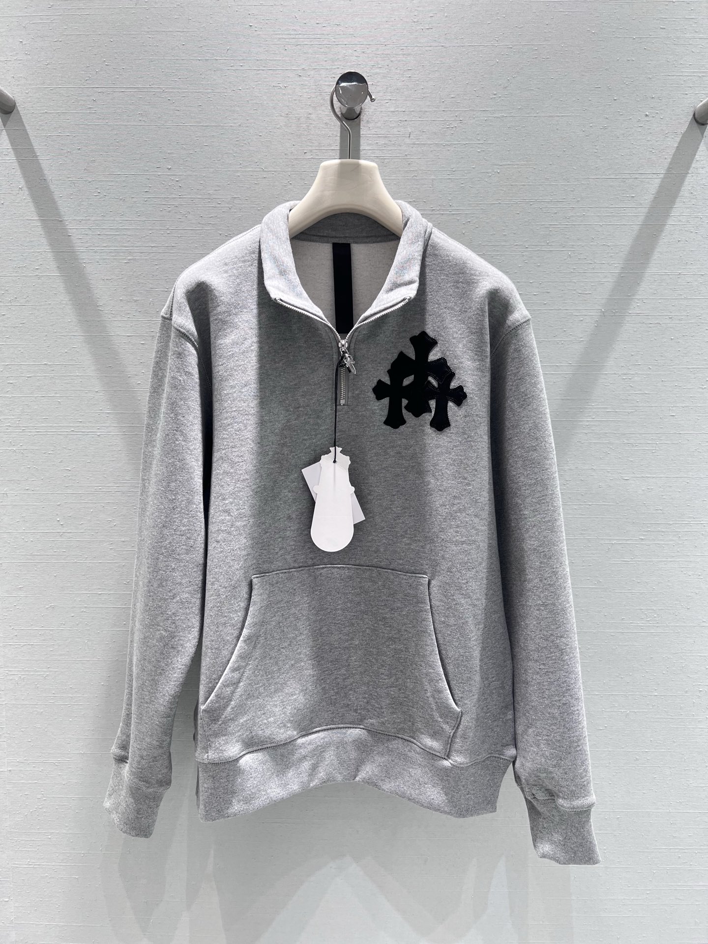 NO:625334,Support for exchange chrom*he*rts Chrom* Autumn and Winter Series // Half-zip stand-up collar sweatshirt, a super popular style in the luxury fashion circle, a must-have terry cotton fabric, taking into account both warmth and style. The iconic 'cross flower' pattern on the chest is made of leather three-dimensional embroidery technology, low-key and brand-recognizable; the overall is oversize and loose tailoring, which can be worn by men and women to create a lazy and trendy style. Available in two colors. SML real shot details, versace, chrome  hearts,hoodie,sweatshirts,alexander wang19860909支持换款 chrom*he*rts克罗**秋冬系列//半拉链立领卫衣奢潮圈超火款式潮人必备毛圈棉面料,兼顾保暖性和造型感,胸前标志性的“十字花”图案,采用拼皮立体刺绣工艺,低调中带着品牌辨识度；整体是oversize宽松剪裁,男女穿都能穿出慵懒潮范.两色可入.SML实拍细节,,versace,chrome hearts,hoodie,sweatshirts,alexander wang,Women's clothing